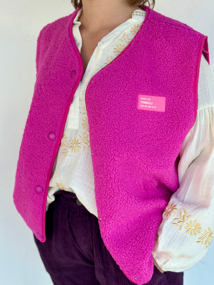 Gilet sherpa fuchsia sans manches, coupe oversize, porté sur une blouse brodée – Look tendance Abana Ustaritz 64480