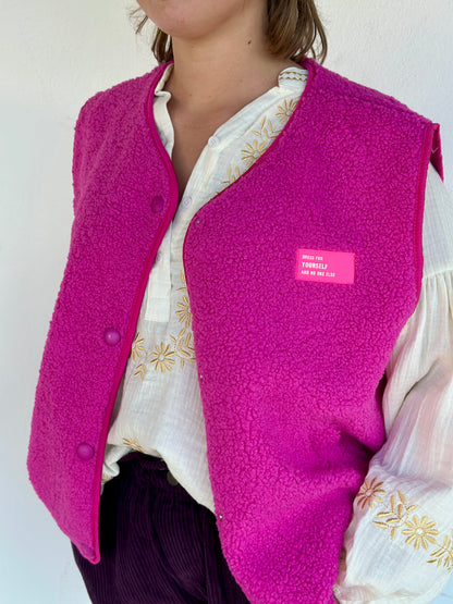 Zoom sur le gilet sherpa fuchsia, détail de la fermeture à pressions – Prêt-à-porter femme Abana Ustaritz 64480
