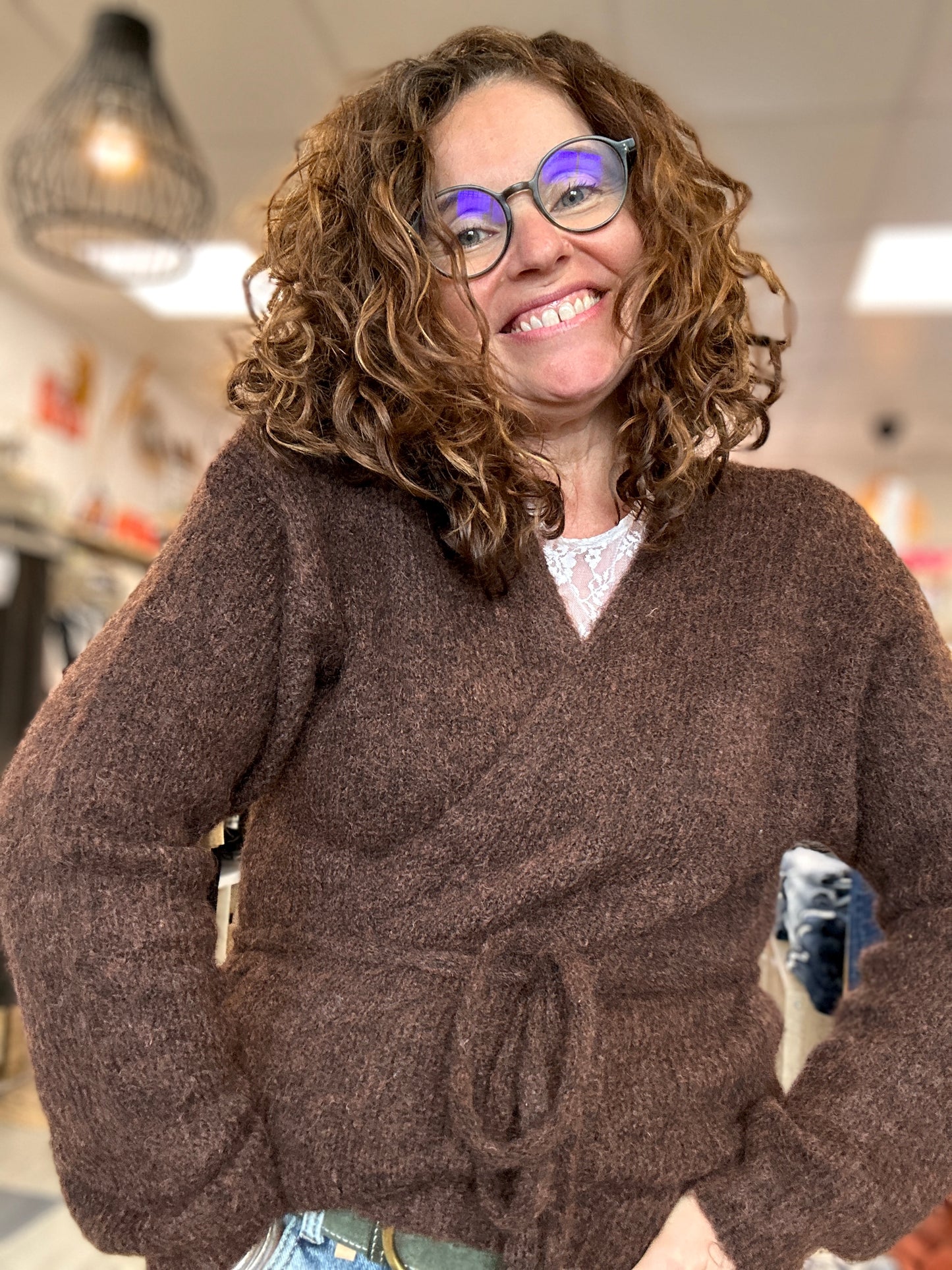 Vue de profil d’un gilet marron chocolat style cache-cœur, parfait pour un look cosy et féminin - Abana Boutique 64310