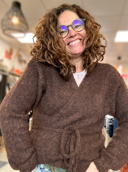 Vue de profil d’un gilet marron chocolat style cache-cœur, parfait pour un look cosy et féminin - Abana Boutique 64310