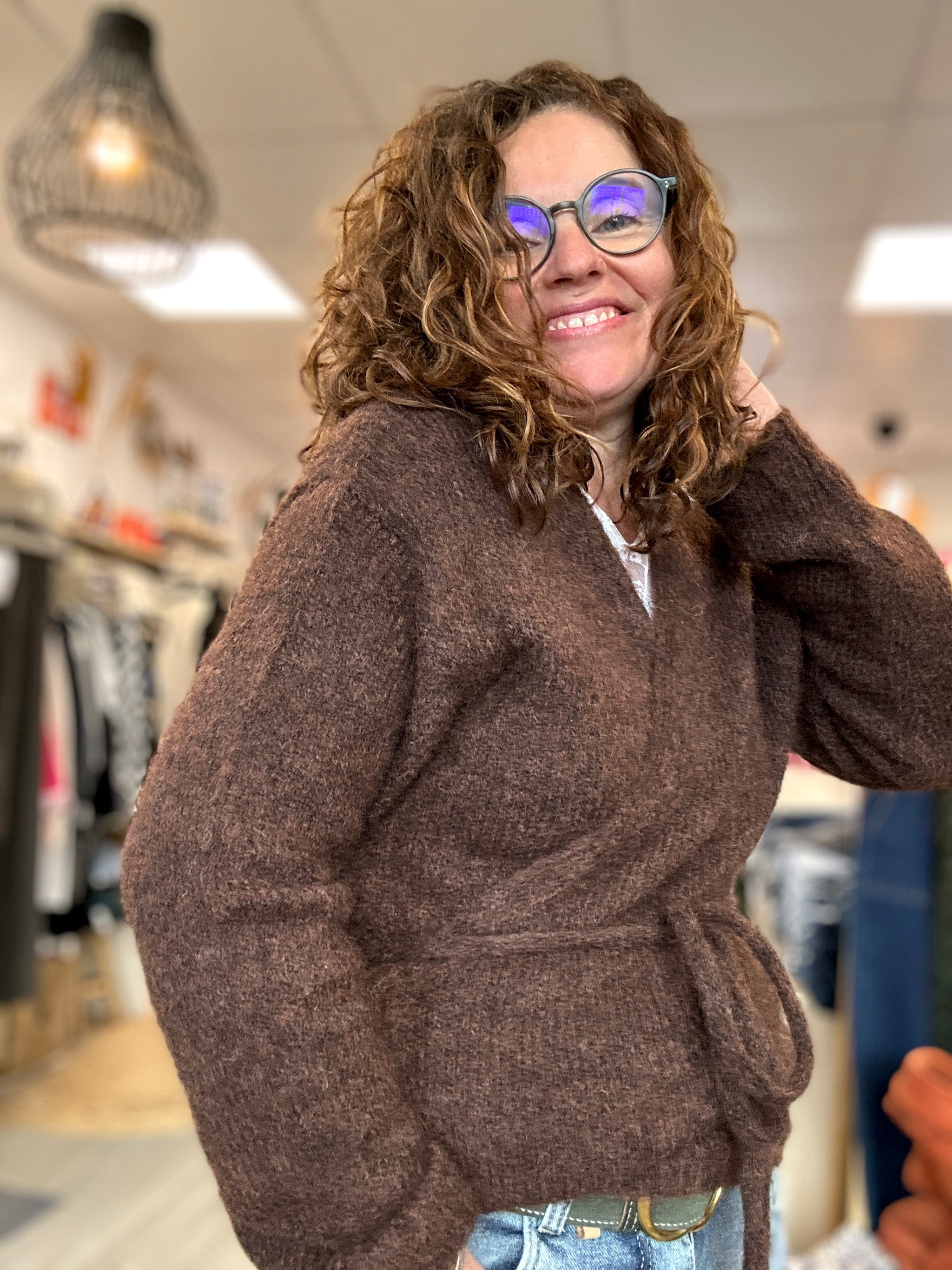 Gilet croisé chocolat avec ceinture nouée à la taille, coupe confortable et élégante - Abana Boutique 64250