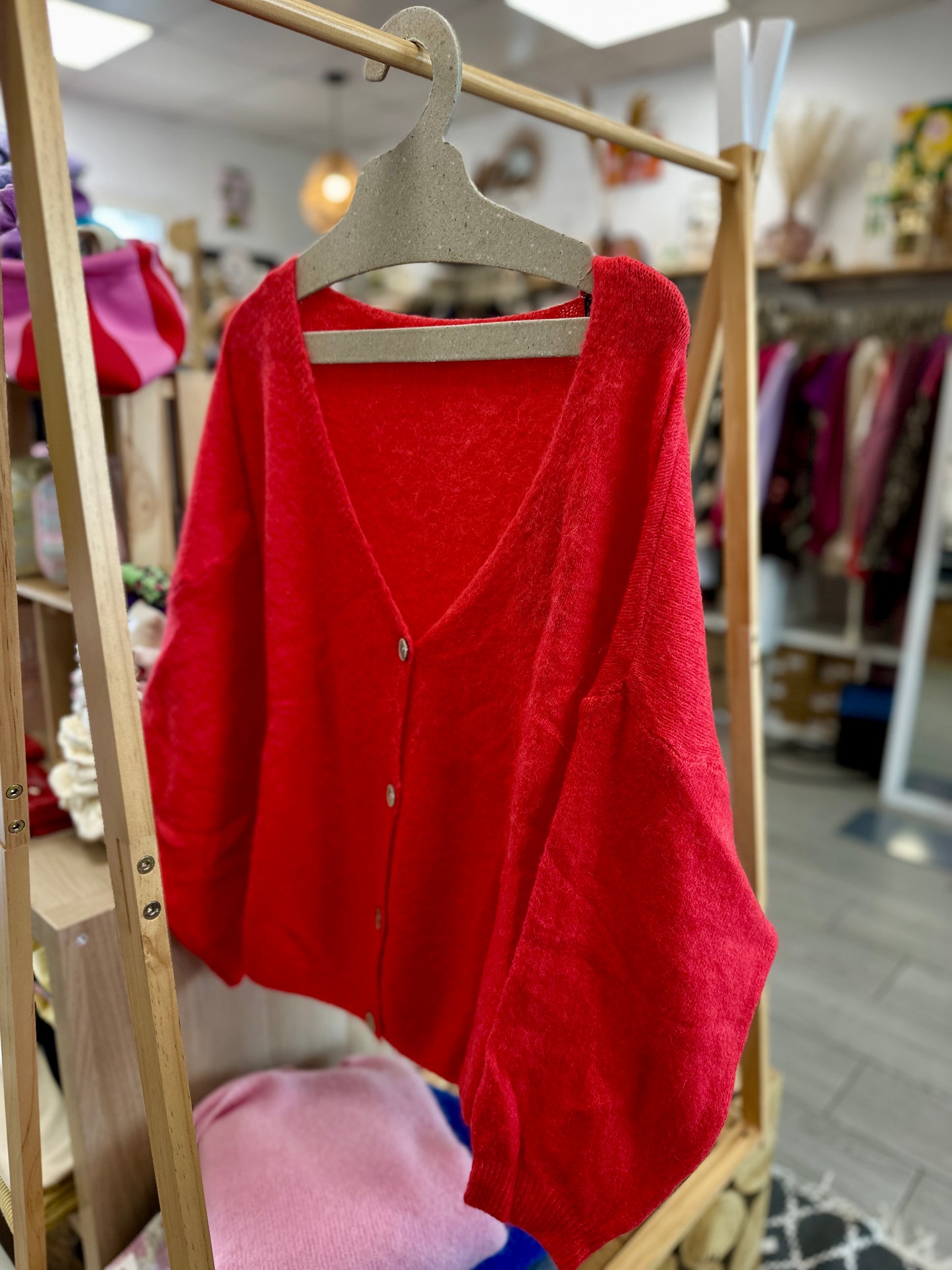 Zoom sur le pull rouge : un arc-en-ciel automnal pour illuminer ta garde-robe - Abana Boutique 64250