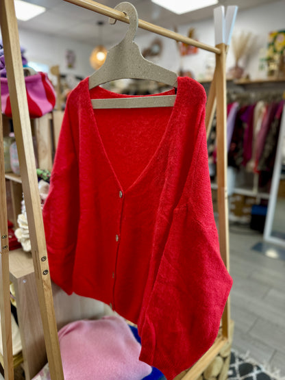 Zoom sur le pull rouge : un arc-en-ciel automnal pour illuminer ta garde-robe - Abana Boutique 64250