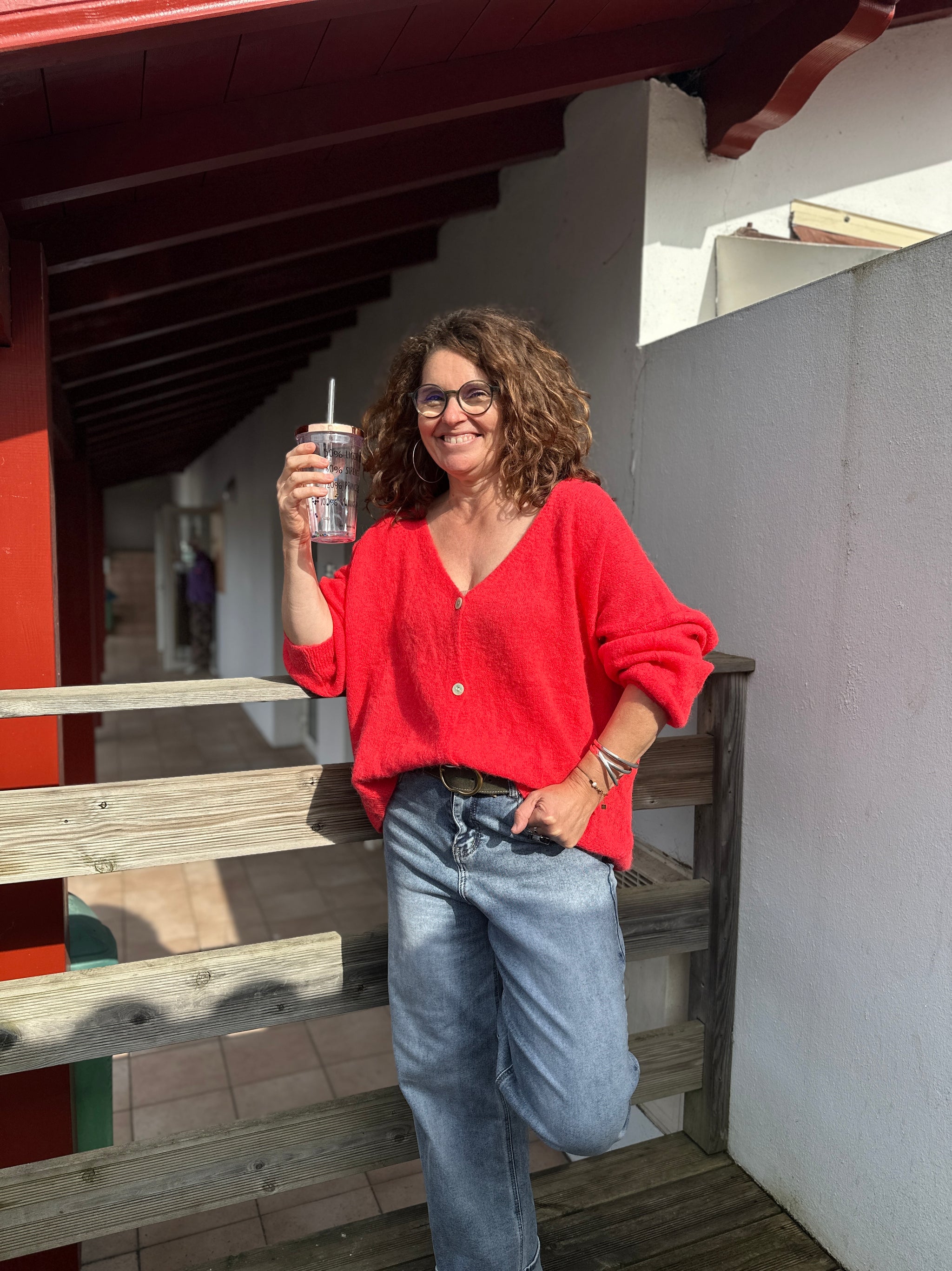 Grosse maille rouge corail lumineuse pour égayer les journées d'automne - Abana Boutique 64310