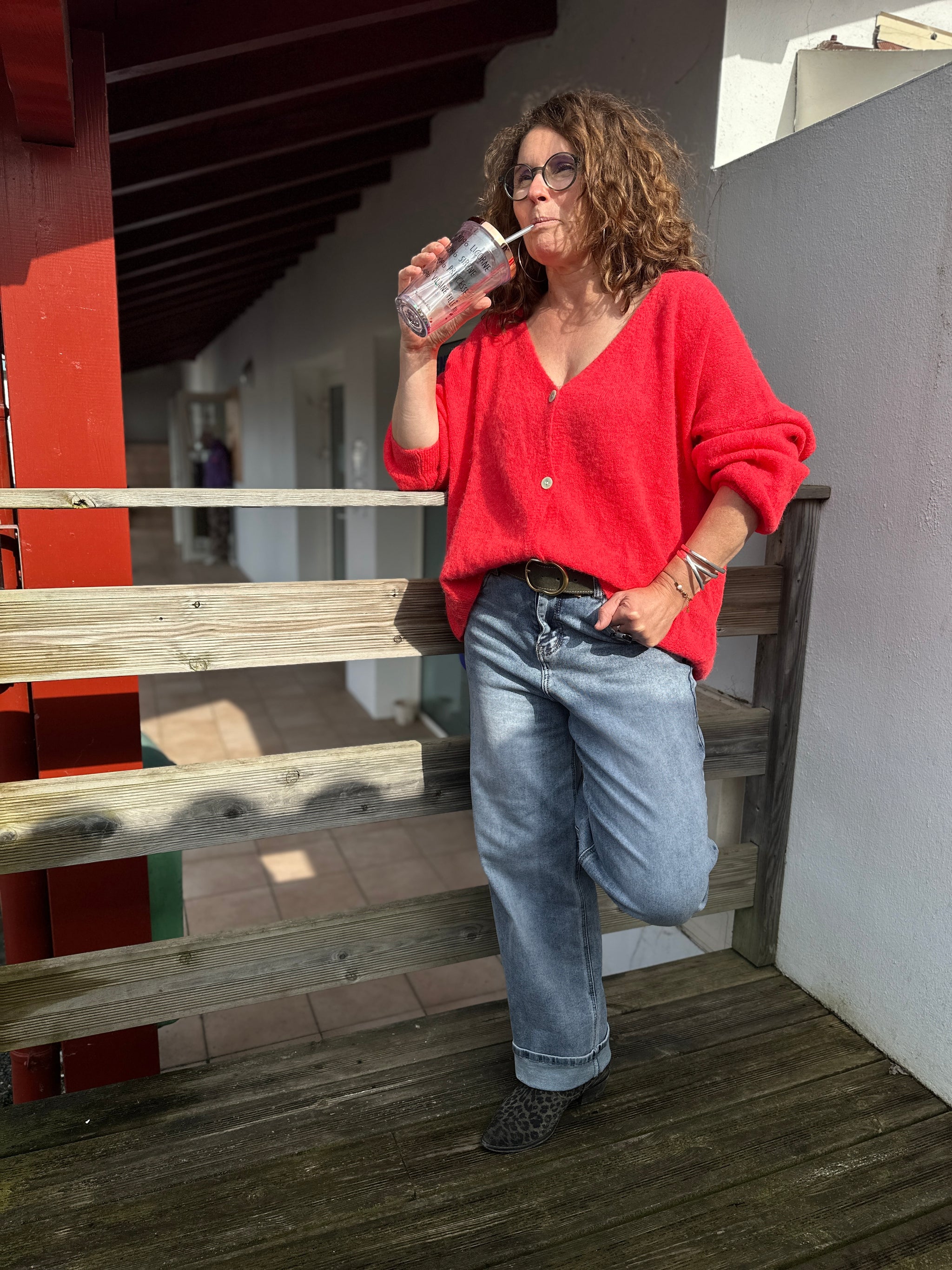 Gilet col V corail au style cosy et féminin, parfait pour une touche colorée - Abana Boutique 64250