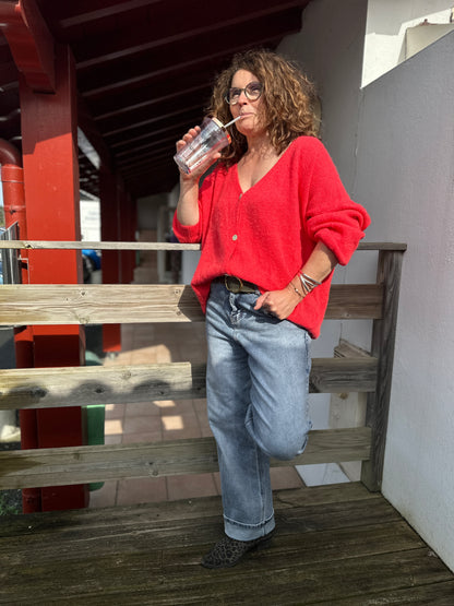 Détail bouton doré sur pull rouge corail à porter loose ou rentré dans le jean - Abana Boutique 64240