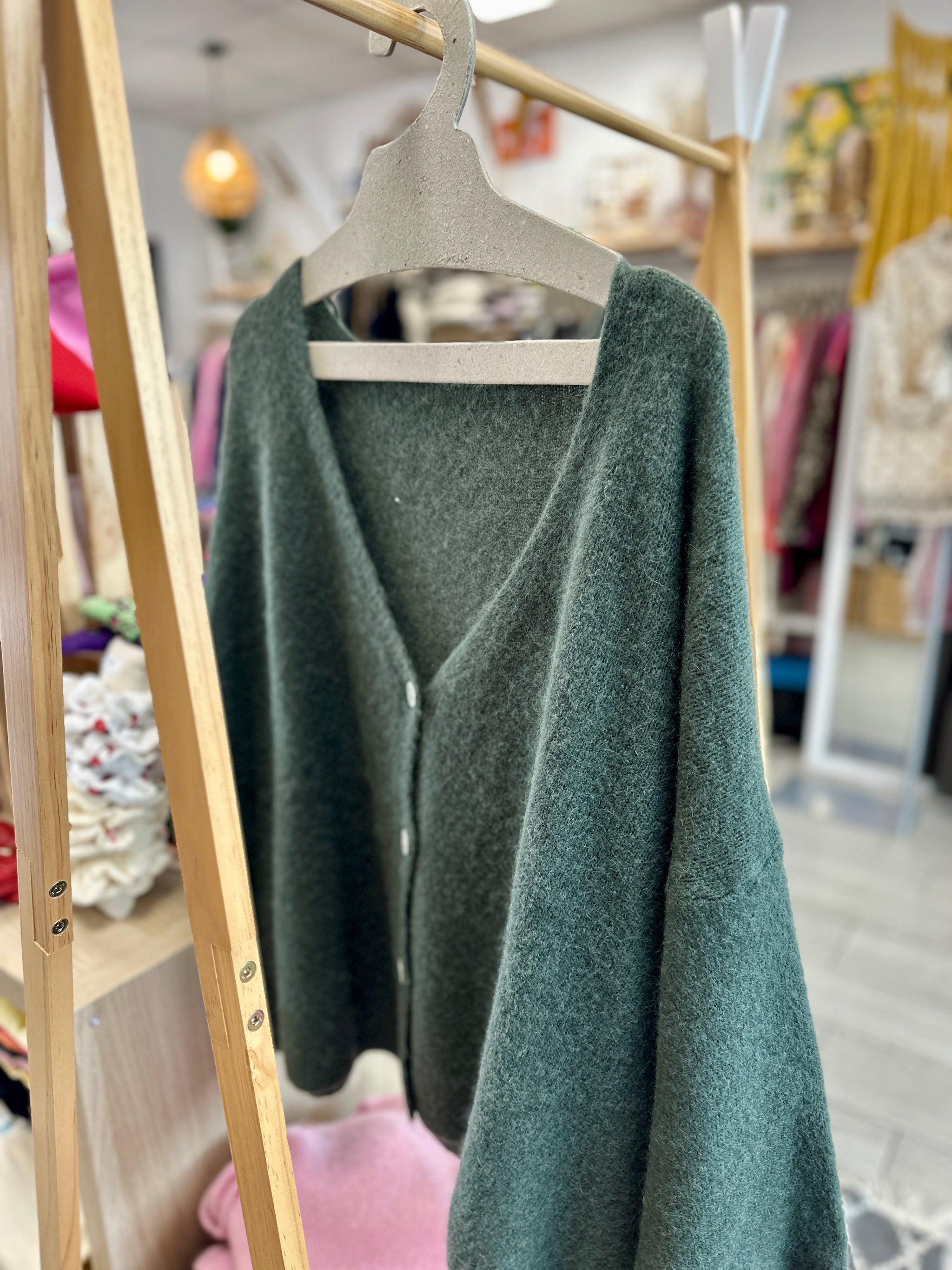 Pull en grosse maille vert sapin au toucher moelleux et coupe loose - Abana Boutique 64100