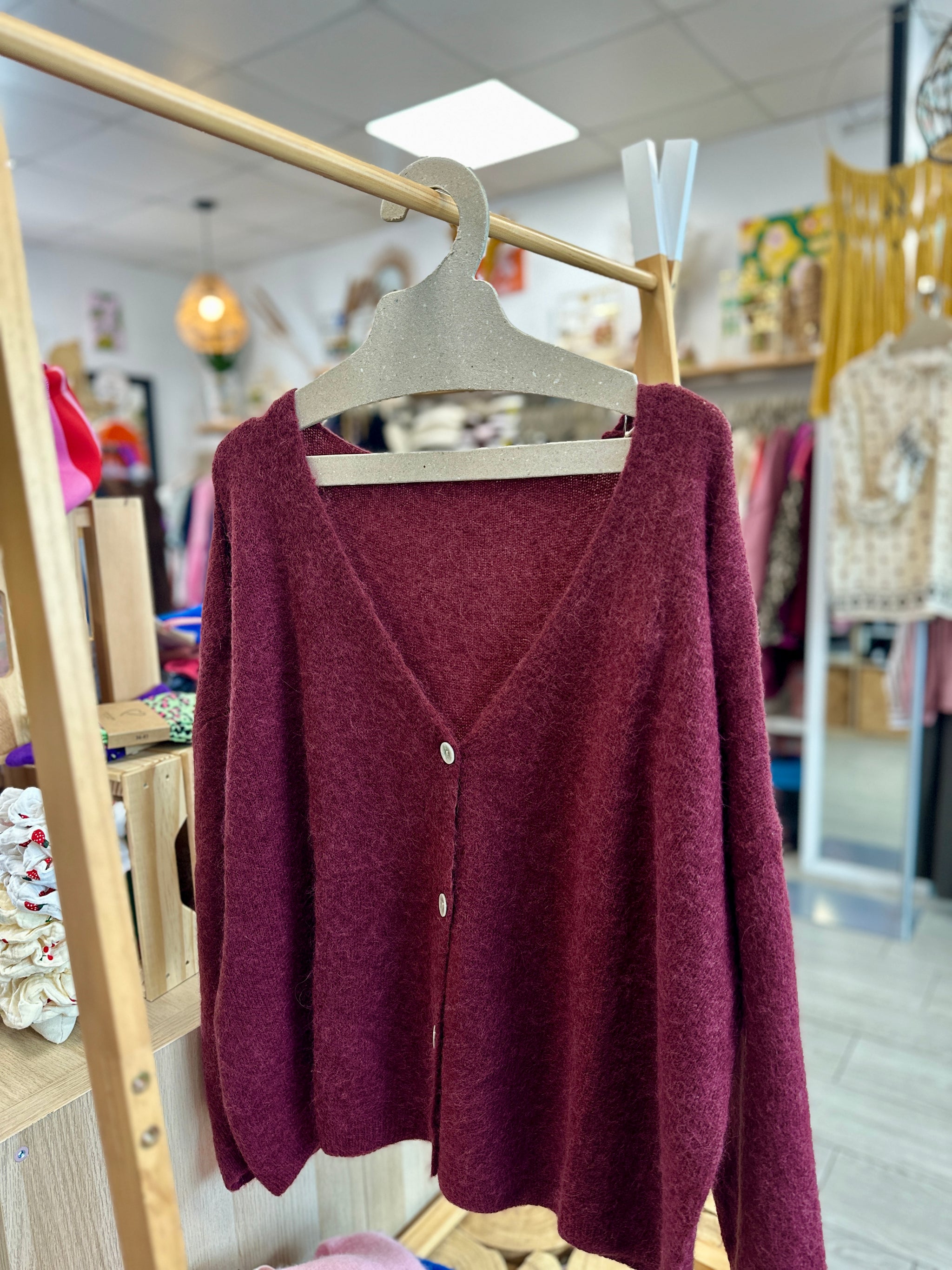 Pull bordeaux intense à col V, élégant et facile à associer - Abana Boutique 64480