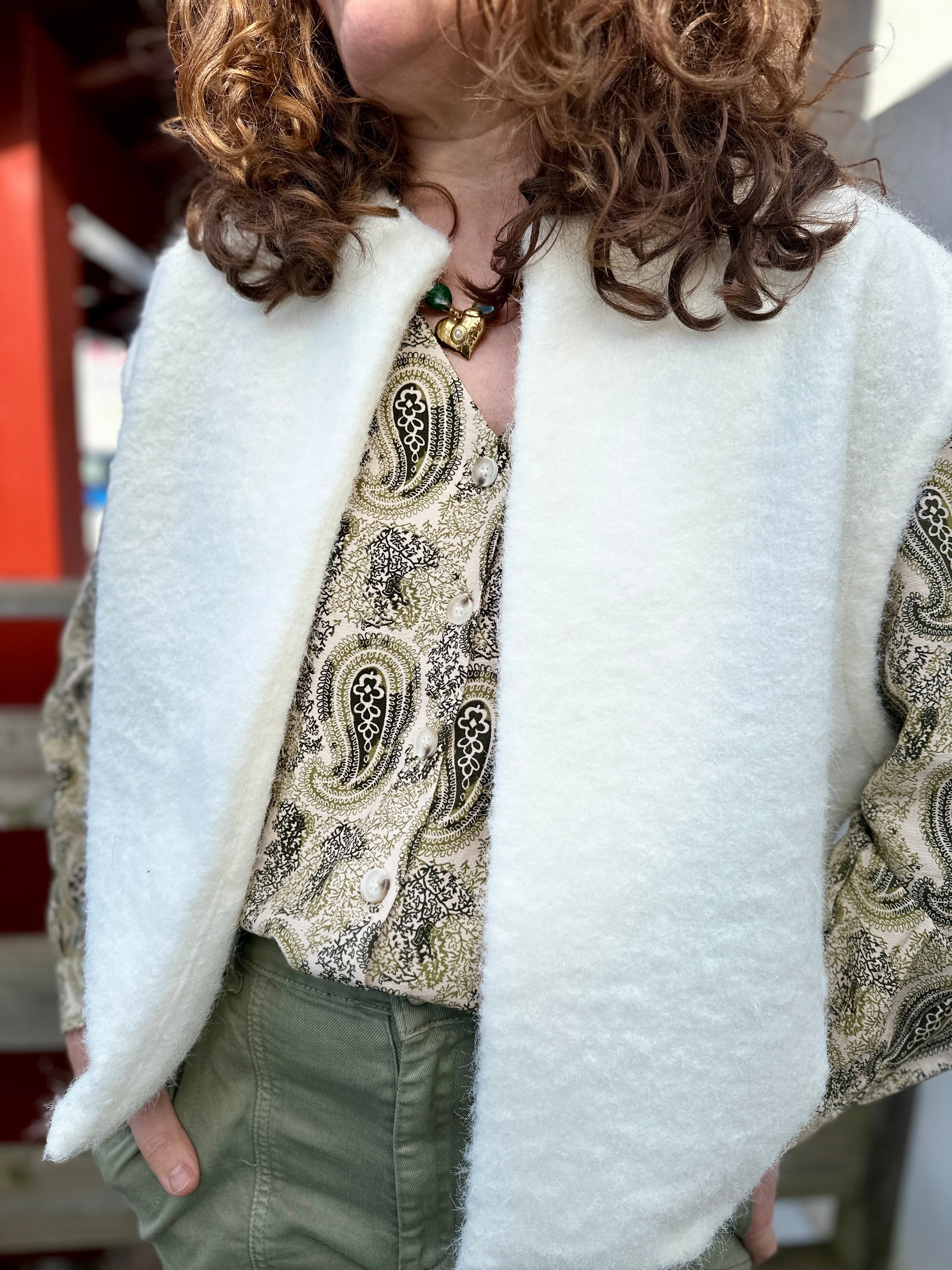 gilet ecru sans manches banditas bordeaux