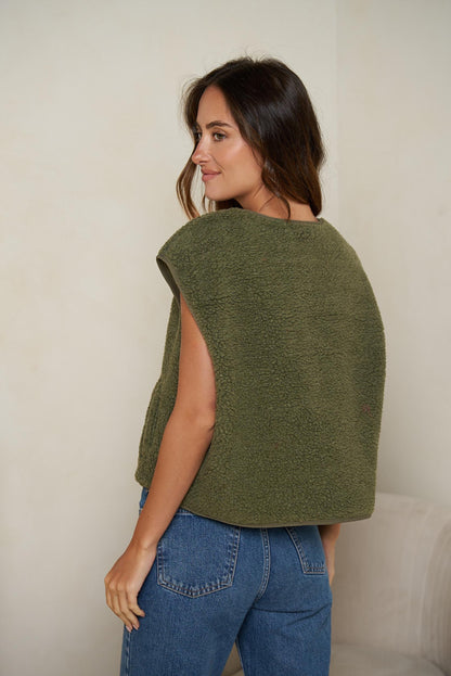 Gilet kaki en moumoute à porter sur une chemise - Abana 64240