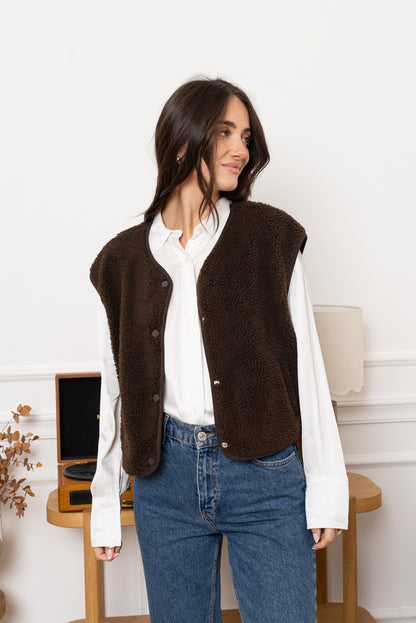 Zoom sur le tissu effet moumoute du gilet Louna café - Abana 64600