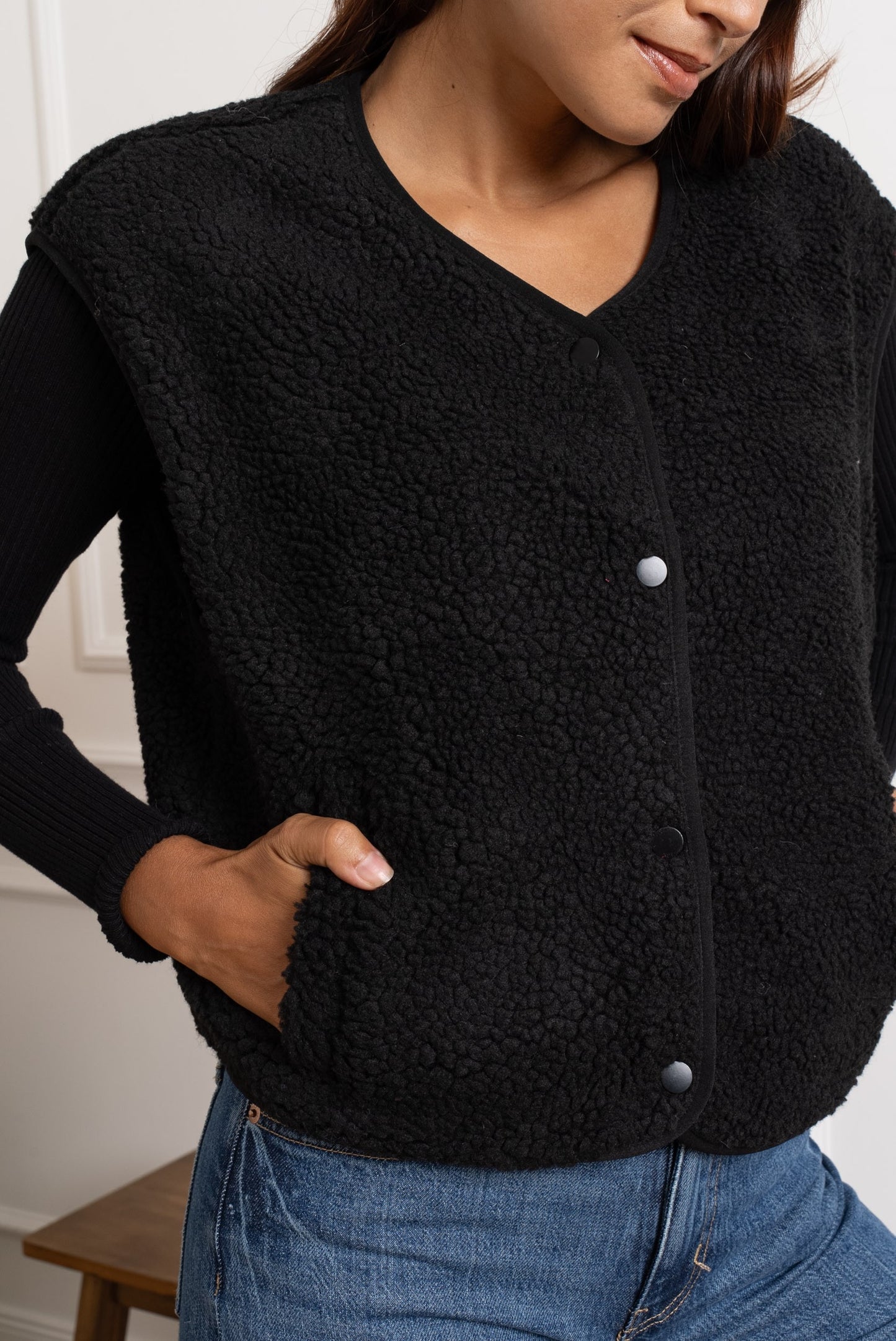 Détail de la coupe droite et du volume confortable du gilet noir - Abana 64220