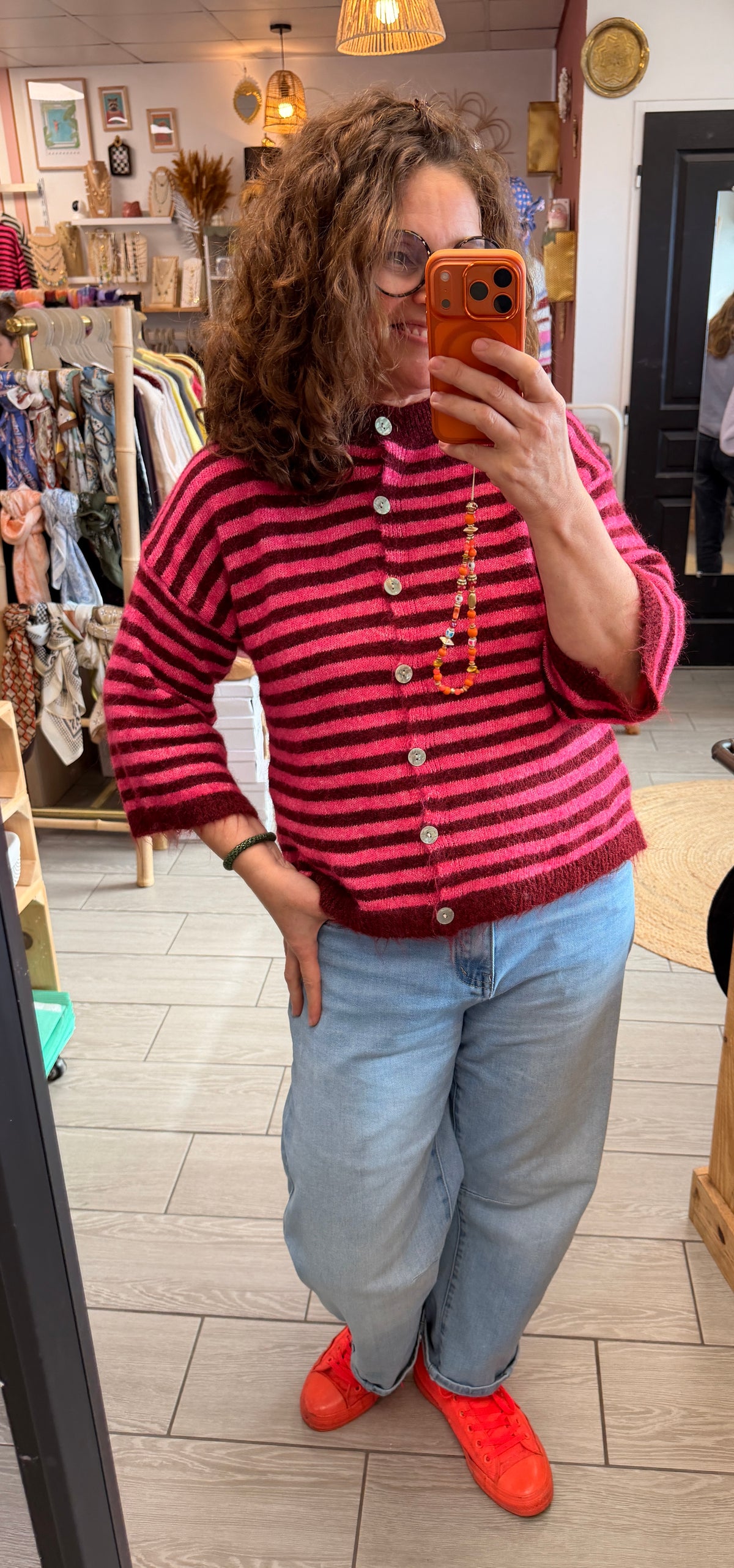 Gilet rayé rose et bordeaux à encolure ronde et manches longues, présenté porté