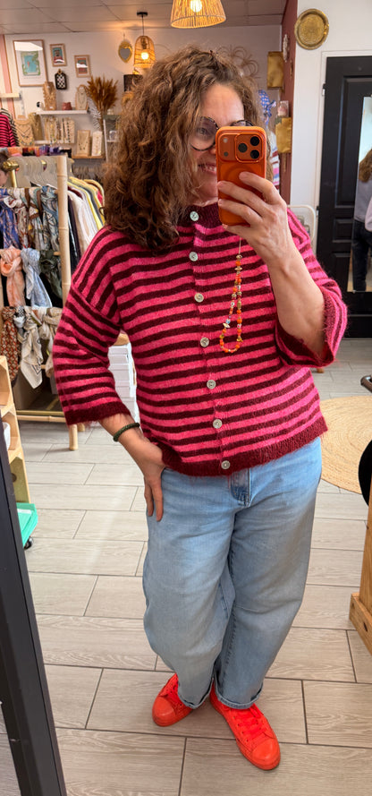 Gilet rayé rose et bordeaux à encolure ronde et manches longues, présenté porté