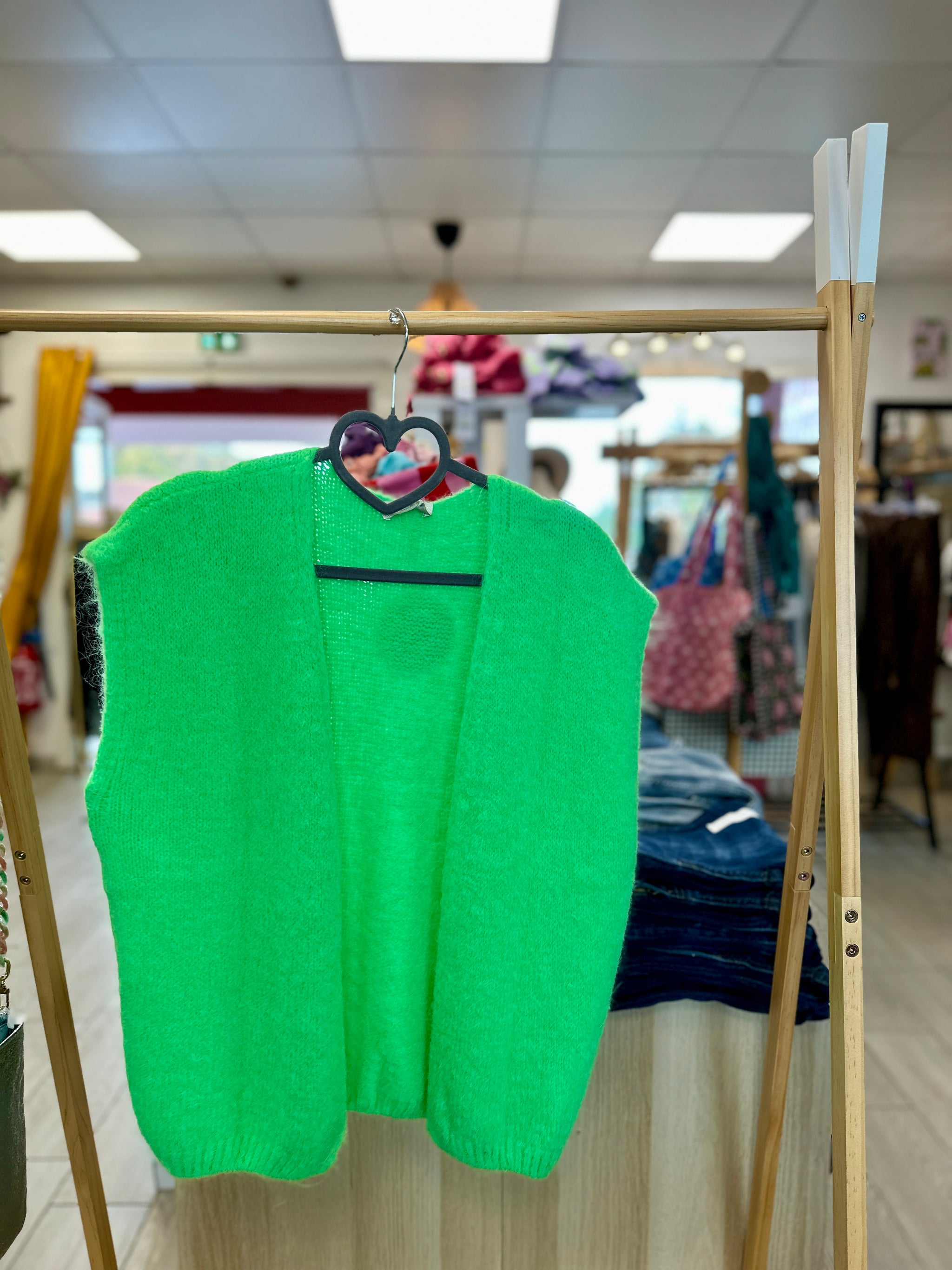 Gilet Elizia vert prairie en tricot moelleux - Abana Boutique 64240