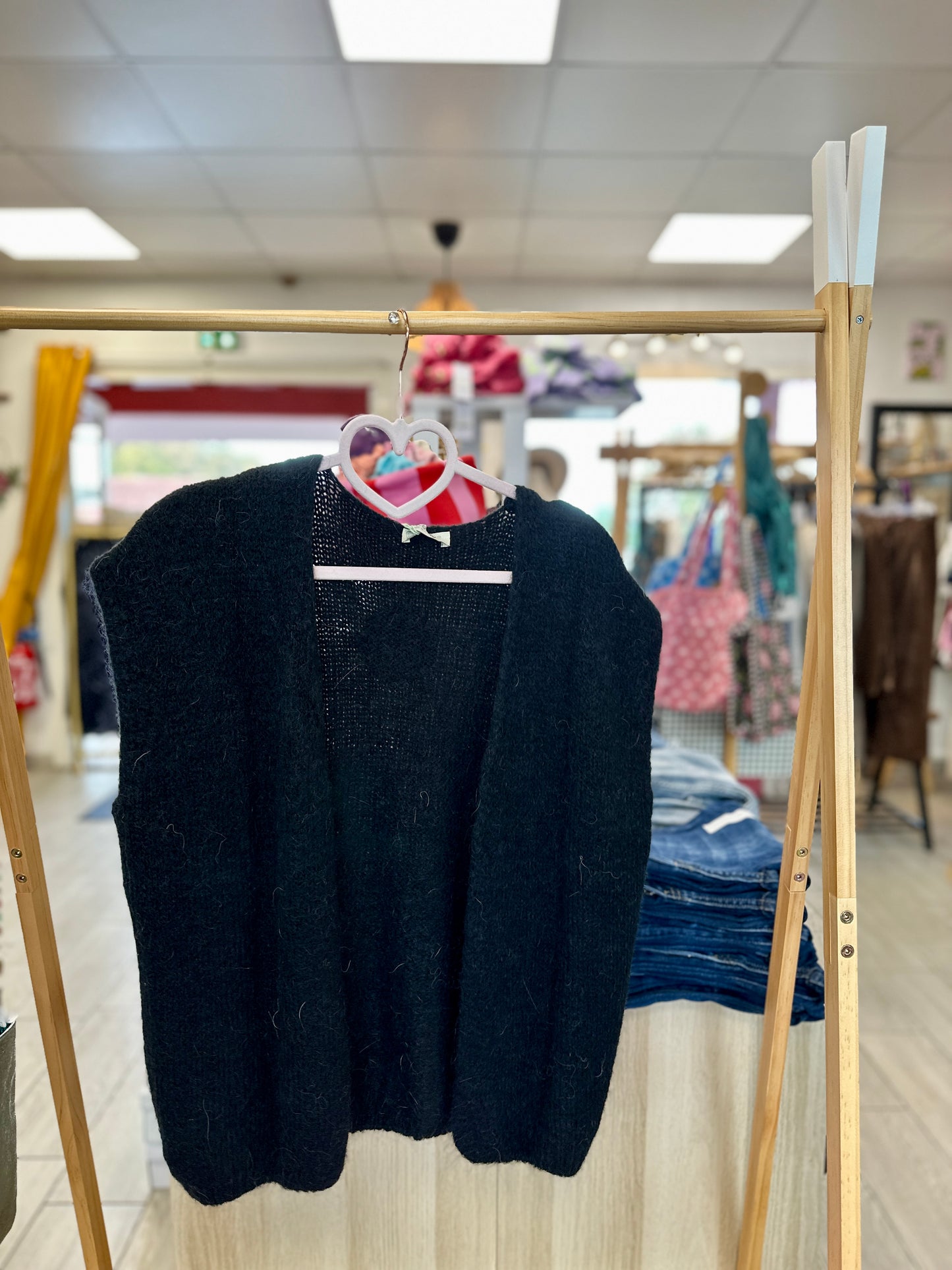 Gilet noir chaud et élégant pour l'automne - Abana Boutique 64200