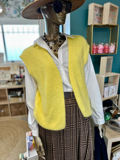 Gilet doux en mohair couleur jaune soleil - Abana Boutique 64220