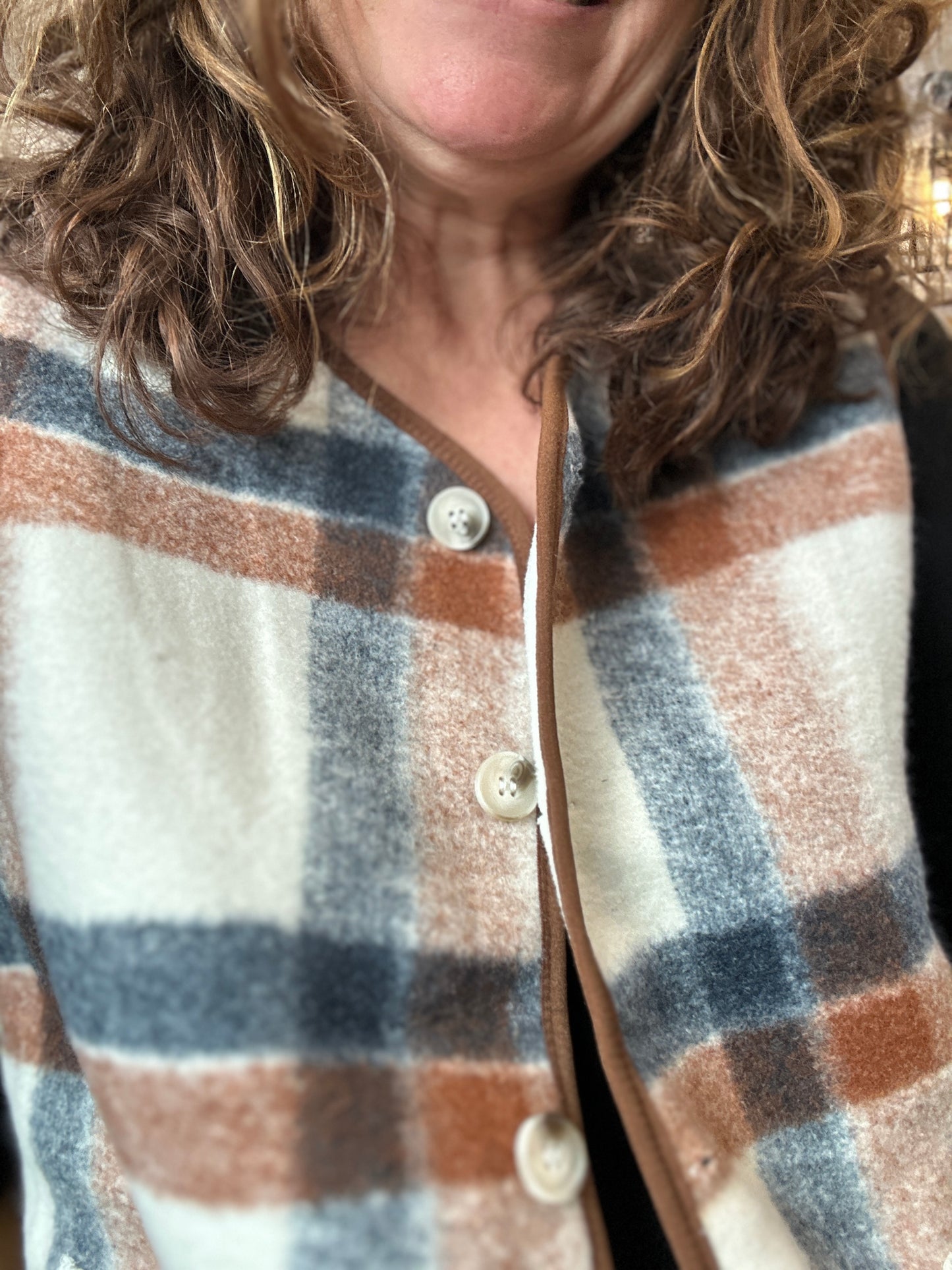 gilet automnal à gros carreaux et finitions contrastées - abana 64240