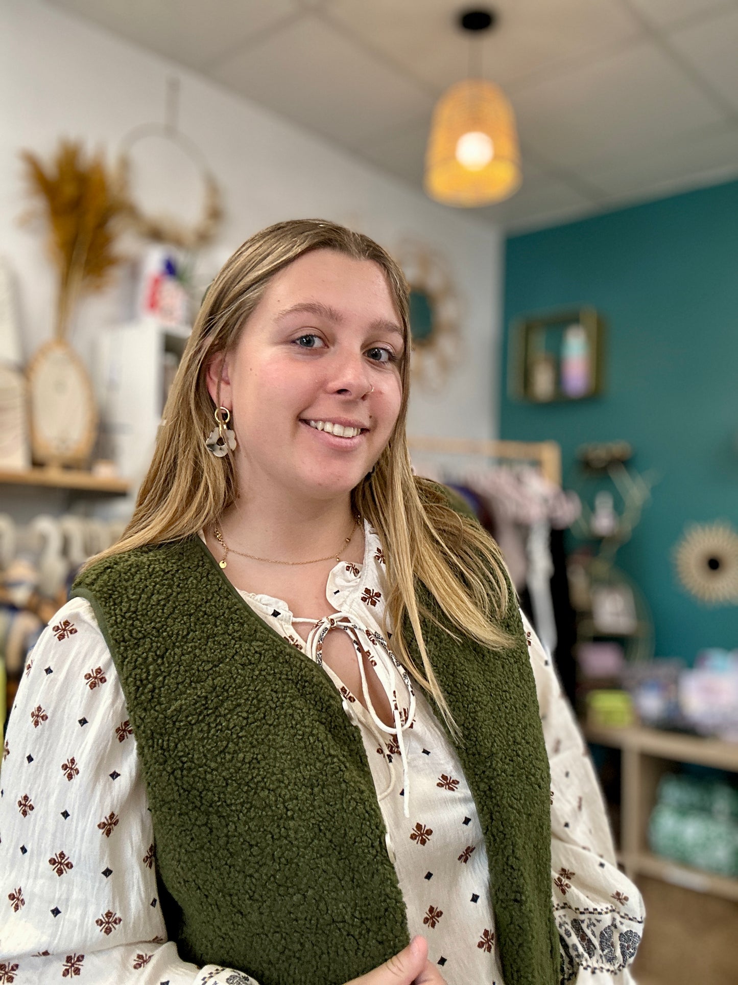 Détail bouton et texture douce du gilet Hegoa - Abana Boutique 64310