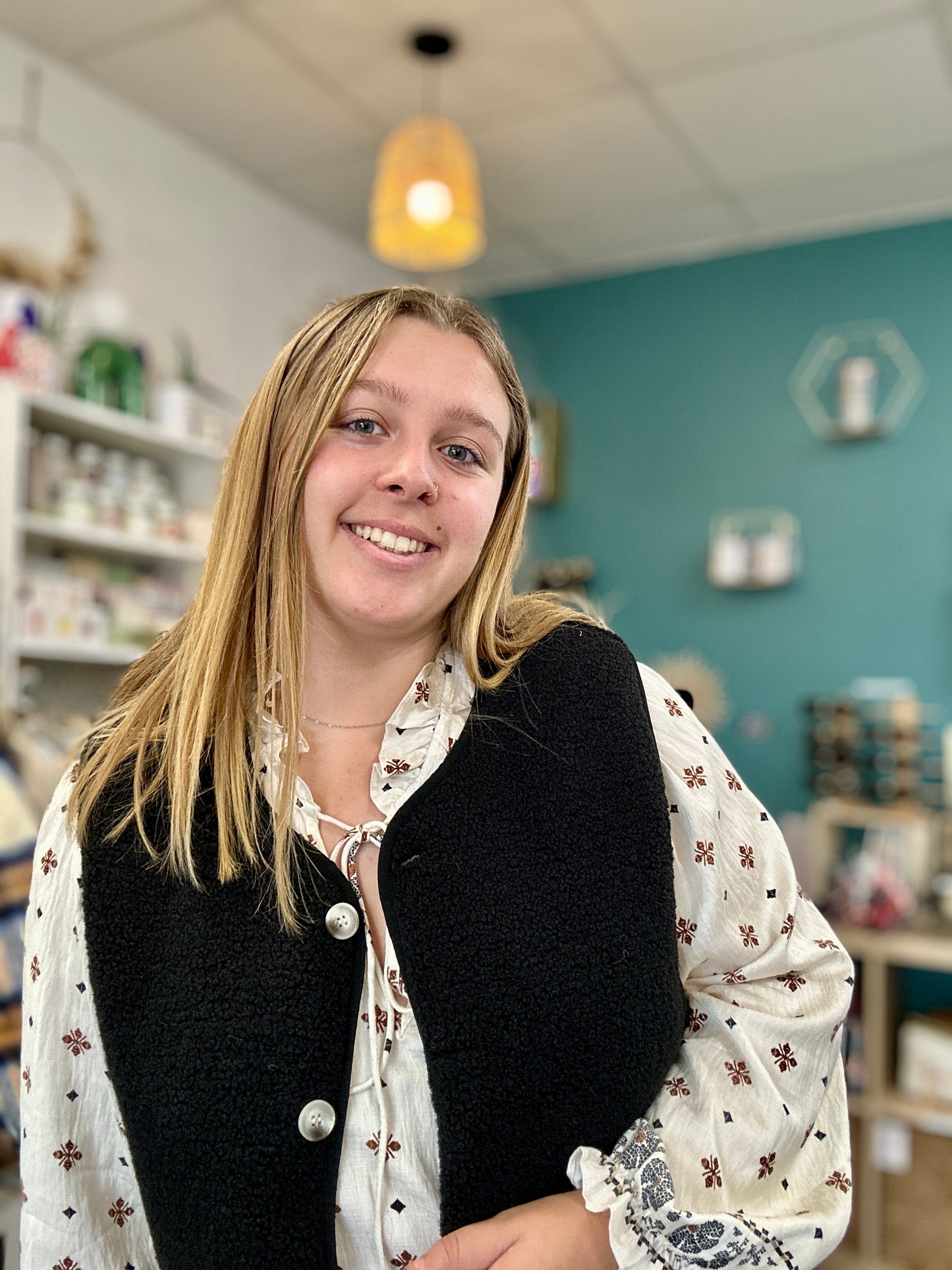 Détail d’un gilet noir façon mouton, coupe droite, idéal pour un look cosy et tendance - Abana 64310