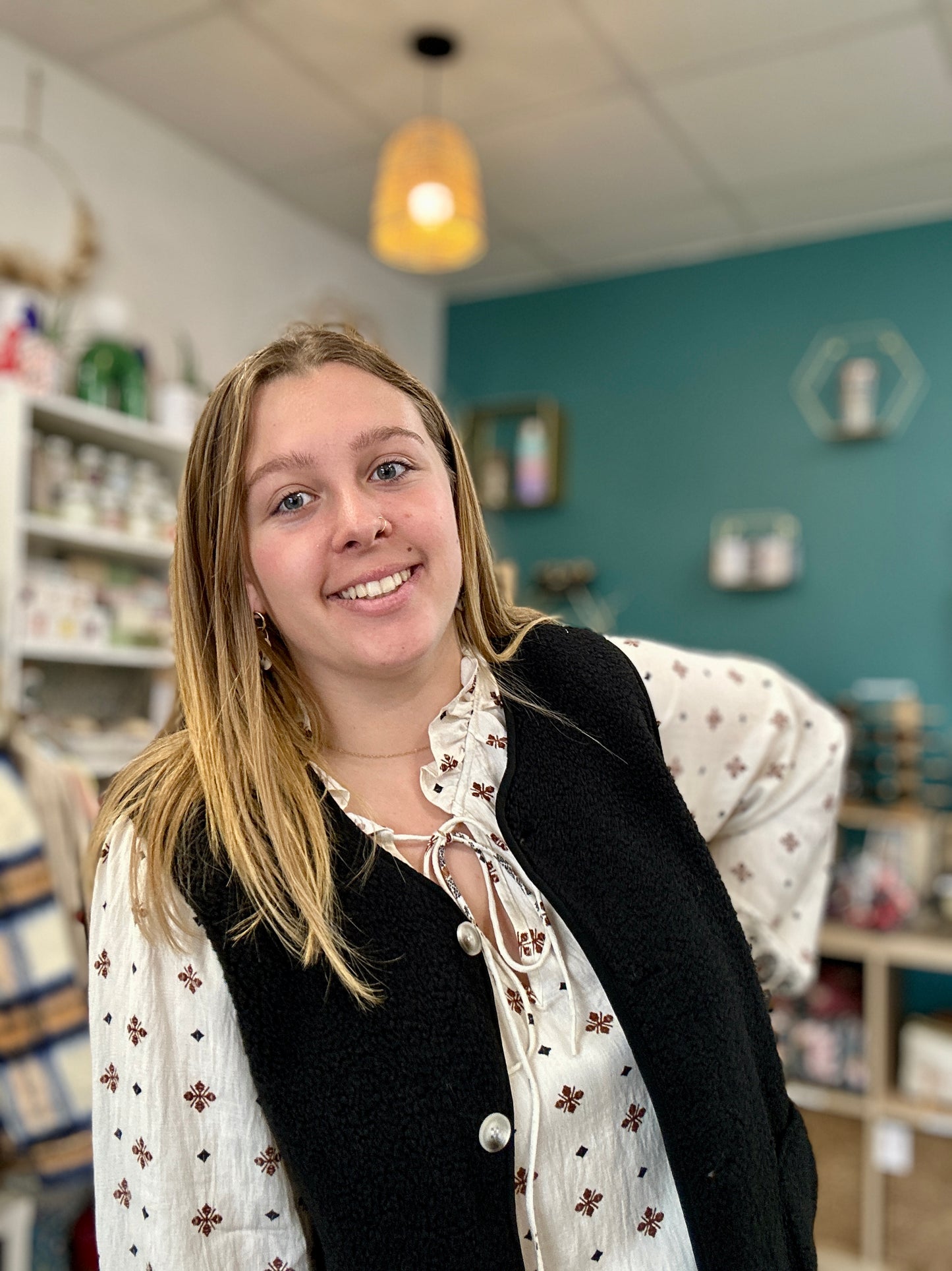 Vêtement chaud grande taille, gilet en moumoute noir avec boutons ronds effet nacre - Abana 64250