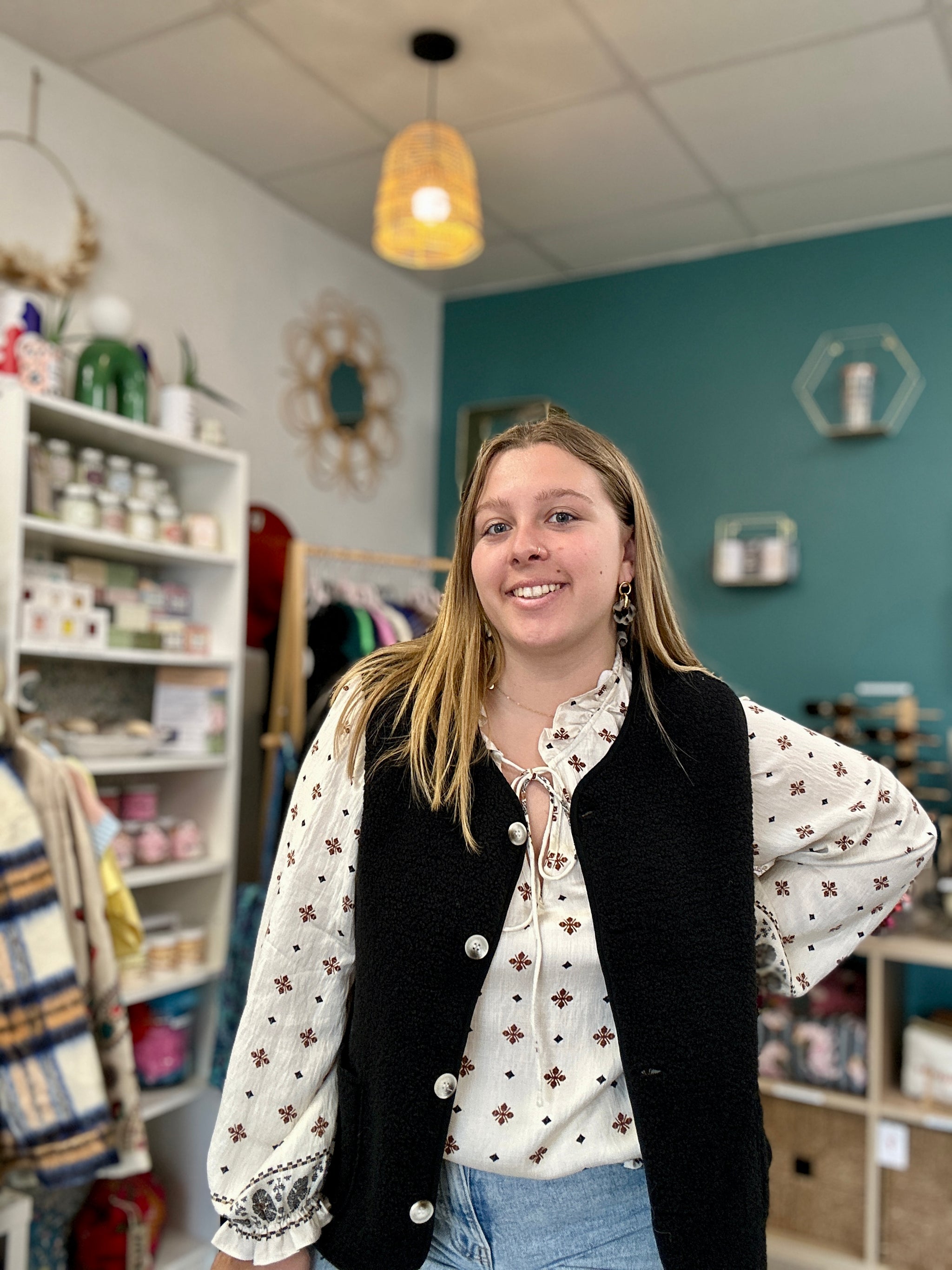 Gilet peluche noir élégant porté ouvert, look bohème chic avec une blouse à fleurs - Abana 64240