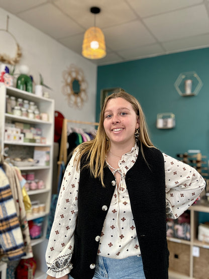 Gilet peluche noir élégant porté ouvert, look bohème chic avec une blouse à fleurs - Abana 64240