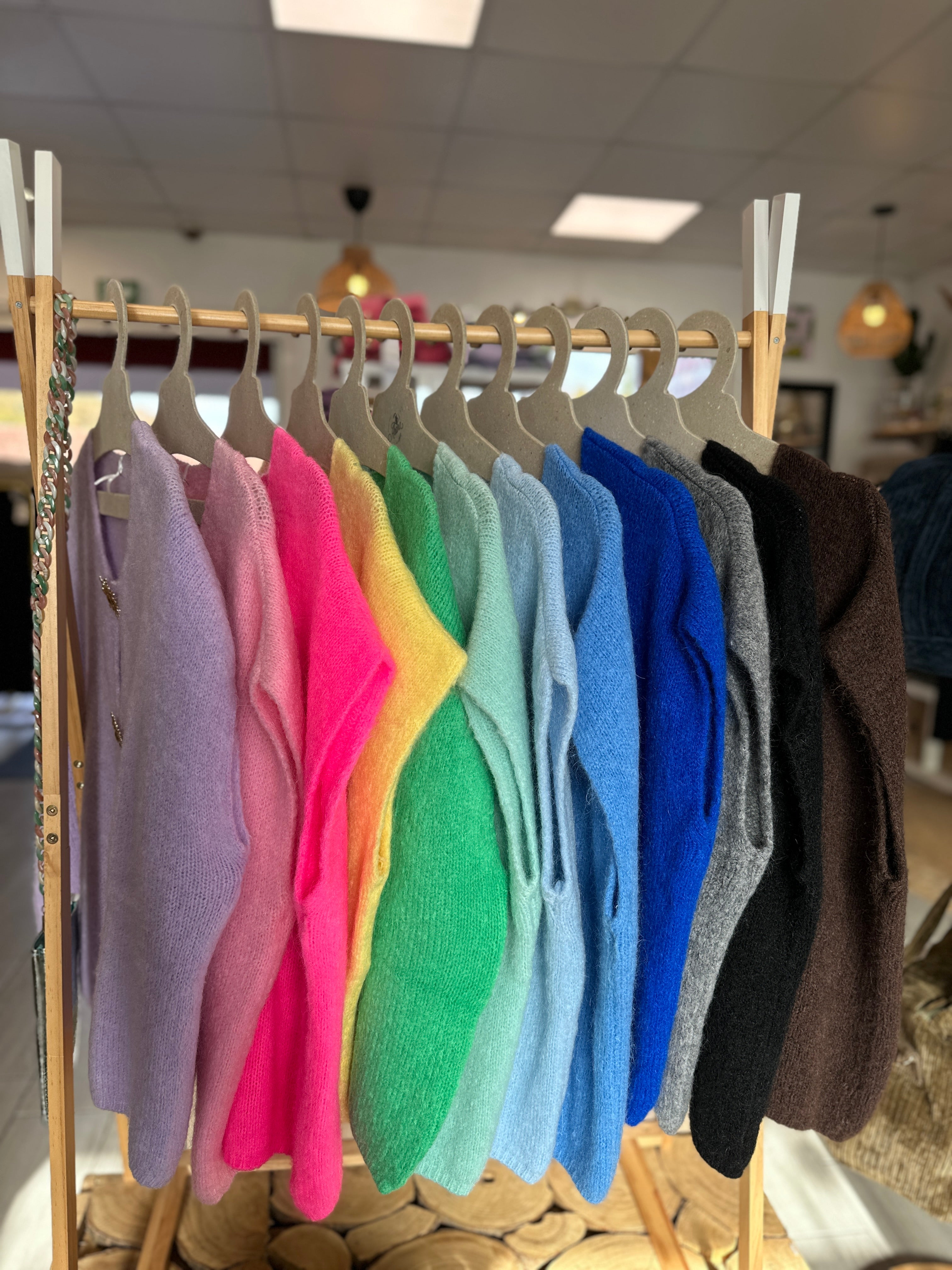 Ensemble de gilets colorés suspendus, tailles uniques du 38 au 48 - Abana Boutique 64480