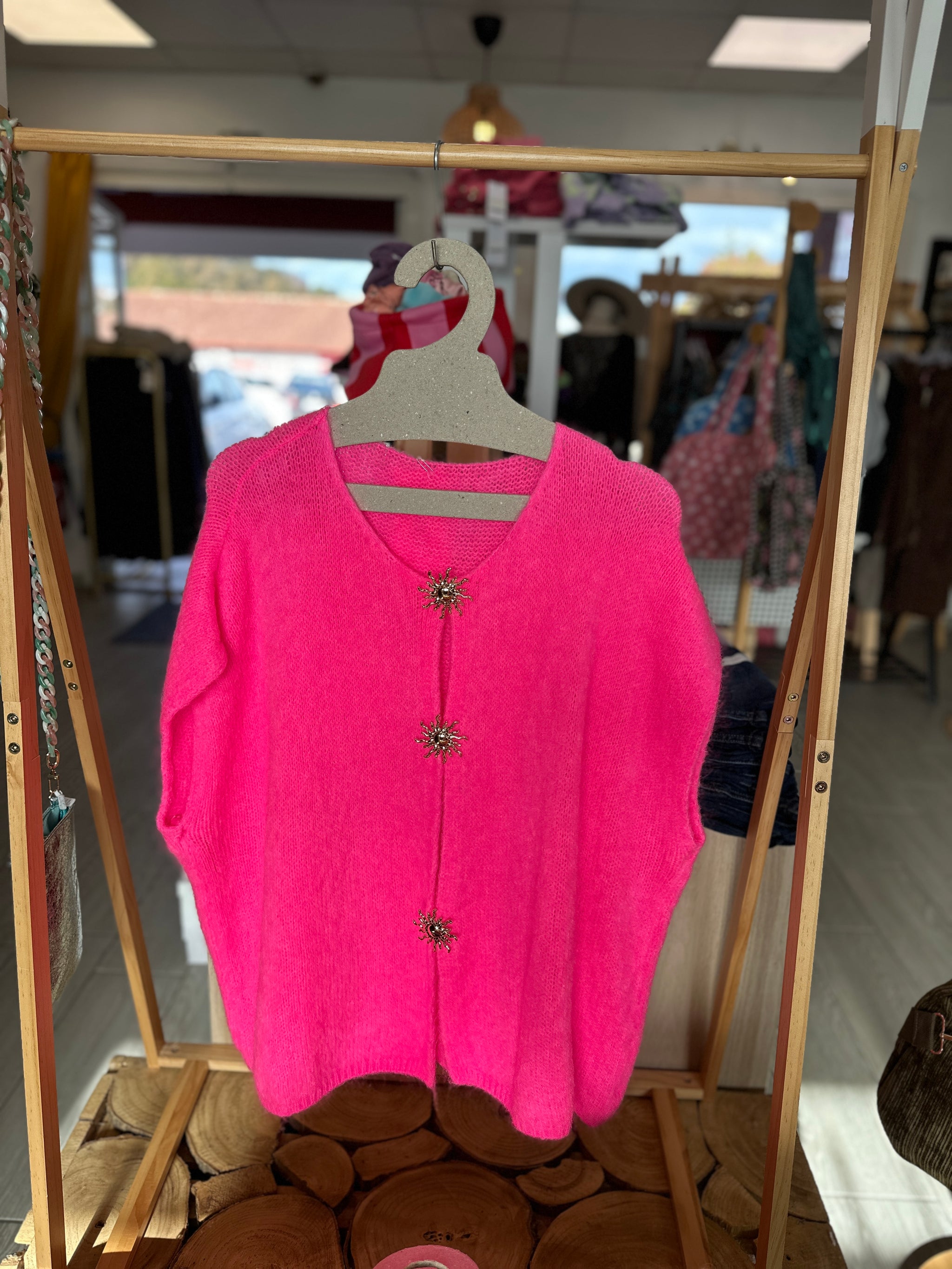 Gilet fuchsia oversize avec 3 broches soleil sur le devant - Abana 64310