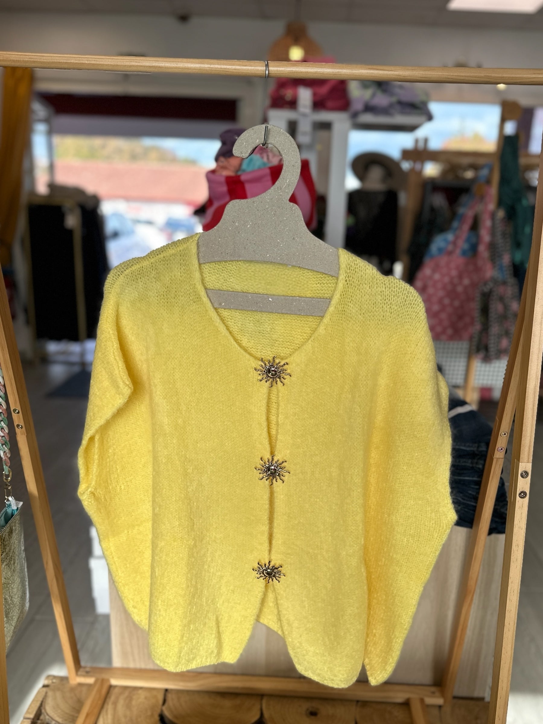 Gilet jaune pastel doux et confortable avec boutons décoratifs dorés - Abana 64990