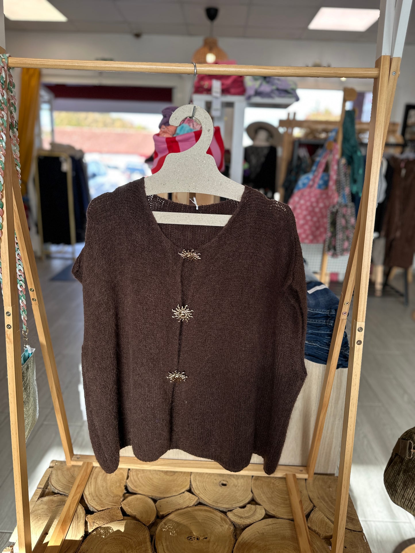 Gilet chocolat chaud avec broches dorées, doux et oversize - Abana 64250