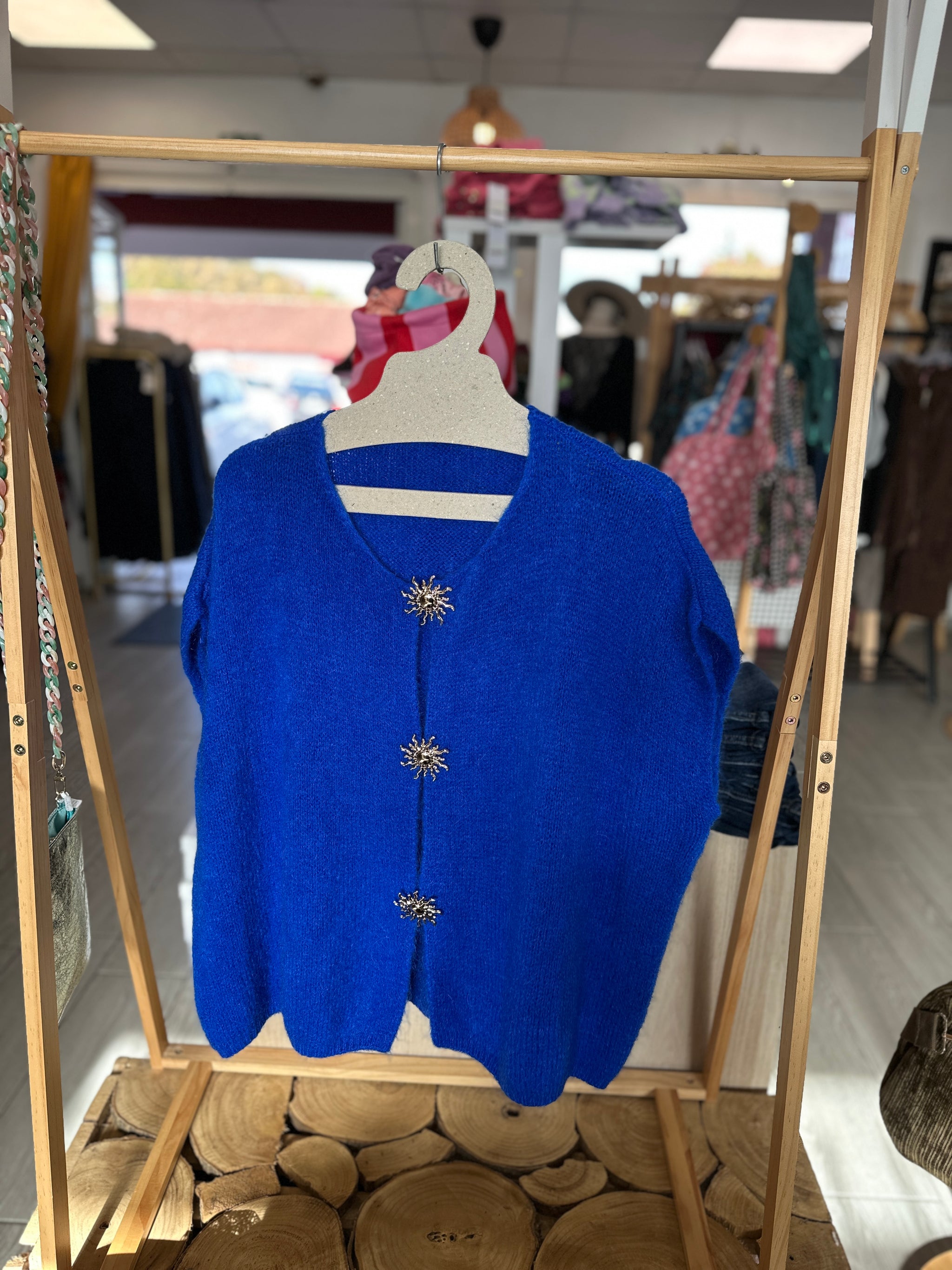 Gilet bleu roi lumineux avec 3 broches soleil dorées - Abana 64600