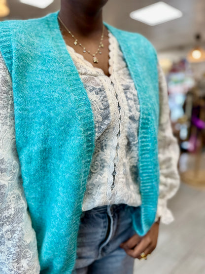 Gilet sans manches couleur sauge en maille douce porté avec blouse en dentelle - Banditas 29200