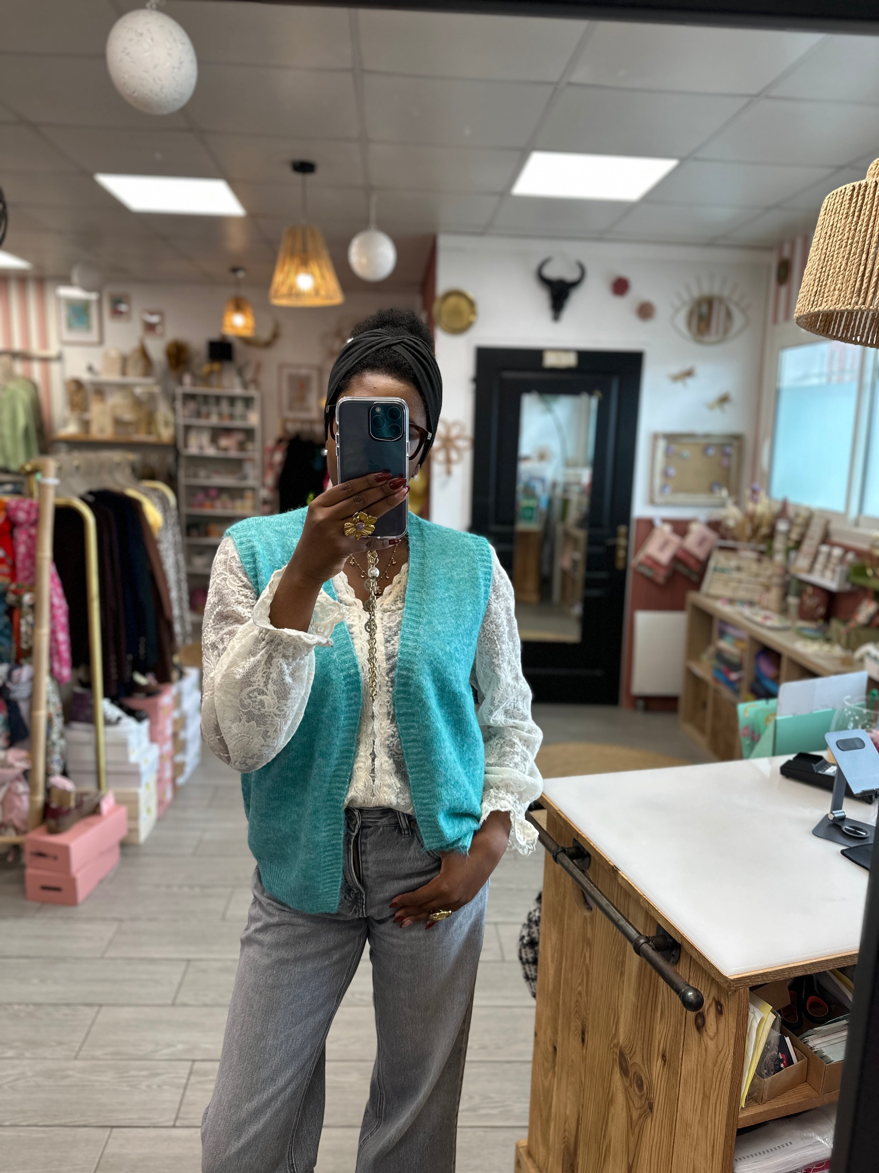 Gilet sans manches vert sauge porté avec jean taille haute - 29820