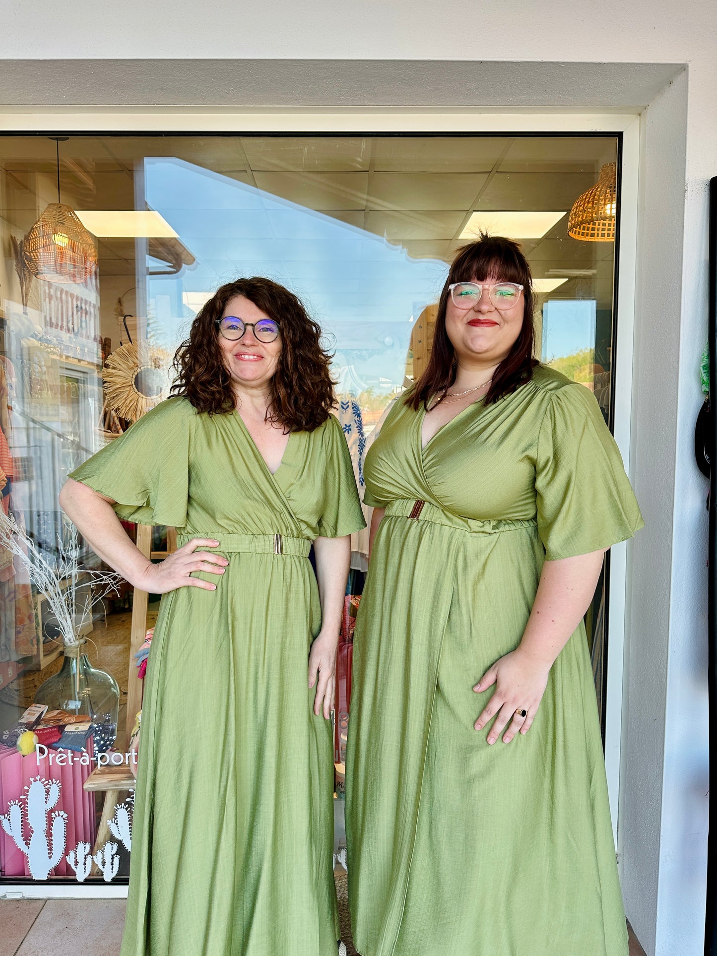 Robe Maïa – Vert olive, fluide & élégante