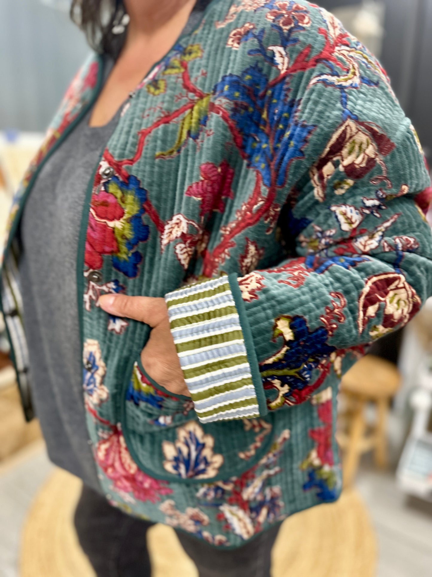 🧵 Veste Lianah en Velours côtelé brodé – Coloris marine & vert