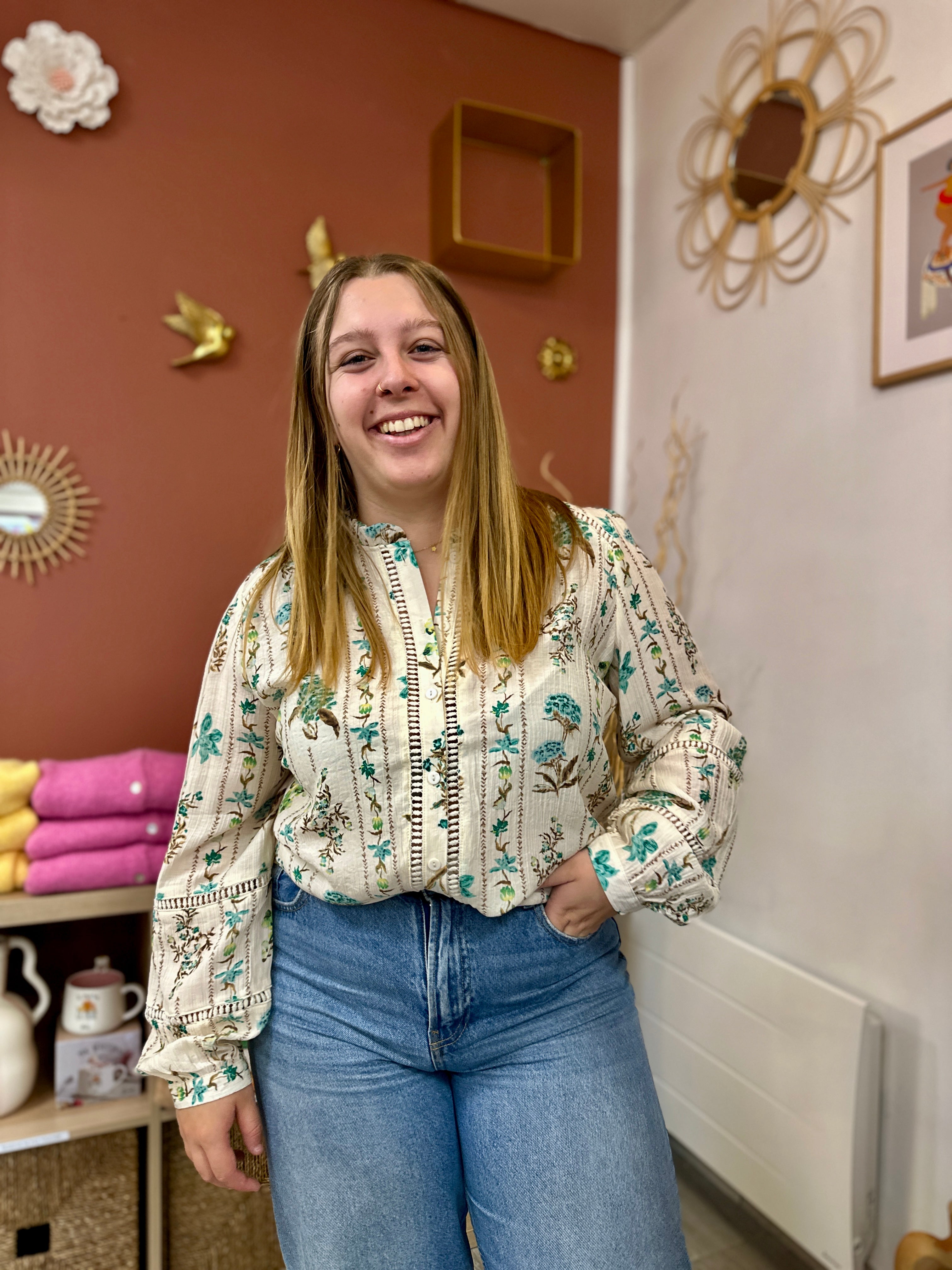 💚Blouse grande taille blanche fleurie bleu et vert – Broderies ajourées