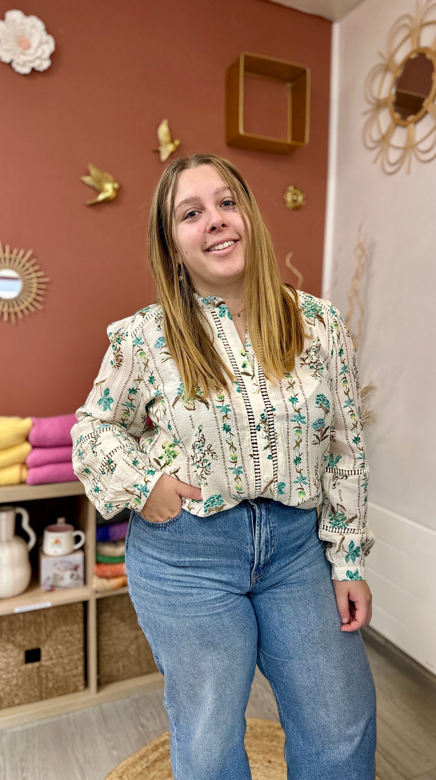 💚Blouse grande taille blanche fleurie bleu et vert – Broderies ajourées