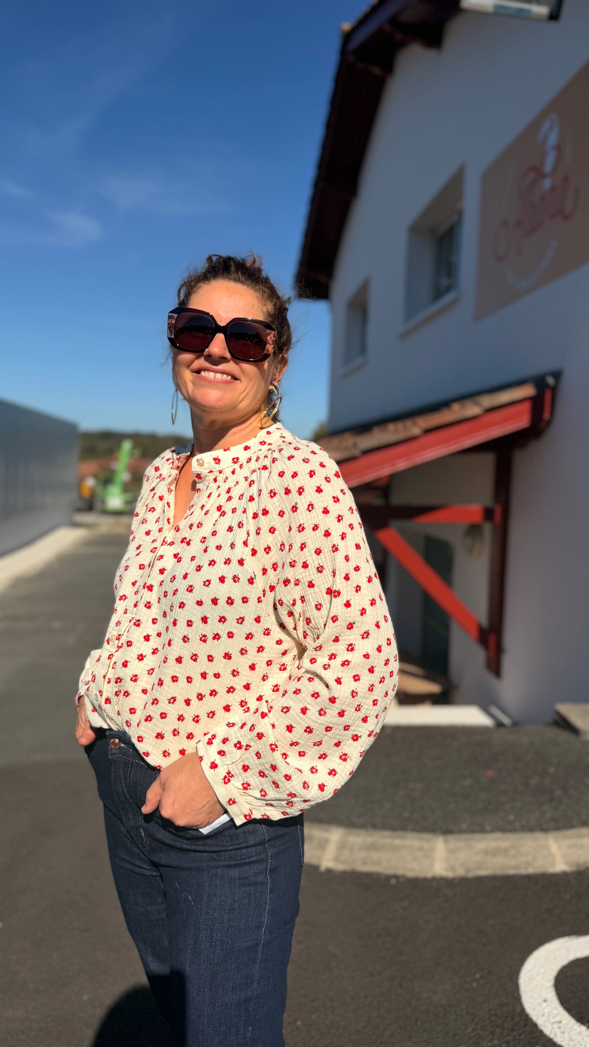 🌺Chemisier Julena – Gaze de coton blanc à fleurs rouges