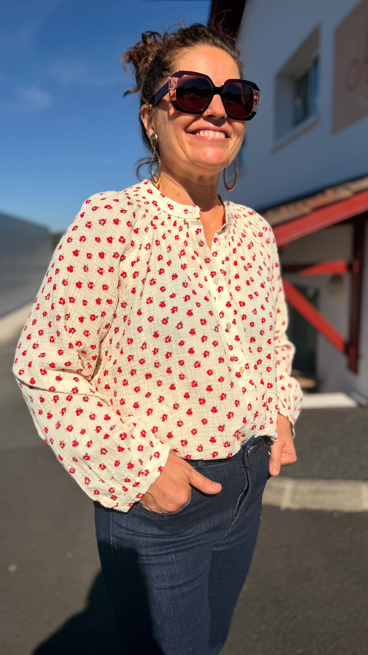 🌺Chemisier Julena – Gaze de coton blanc à fleurs rouges