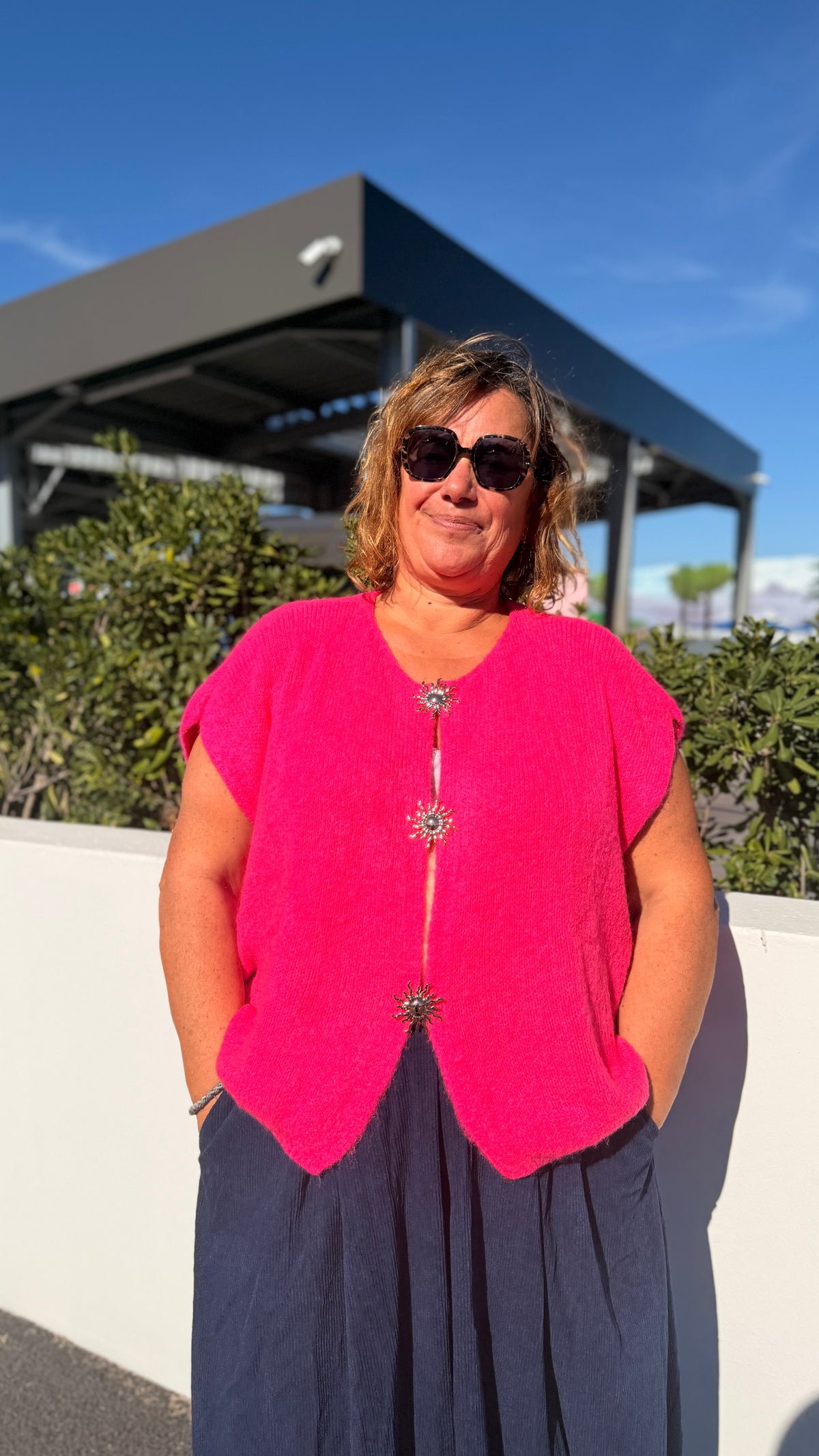 ☀️Gilet sans manches Margaux – Broche soleil, 12 coloris