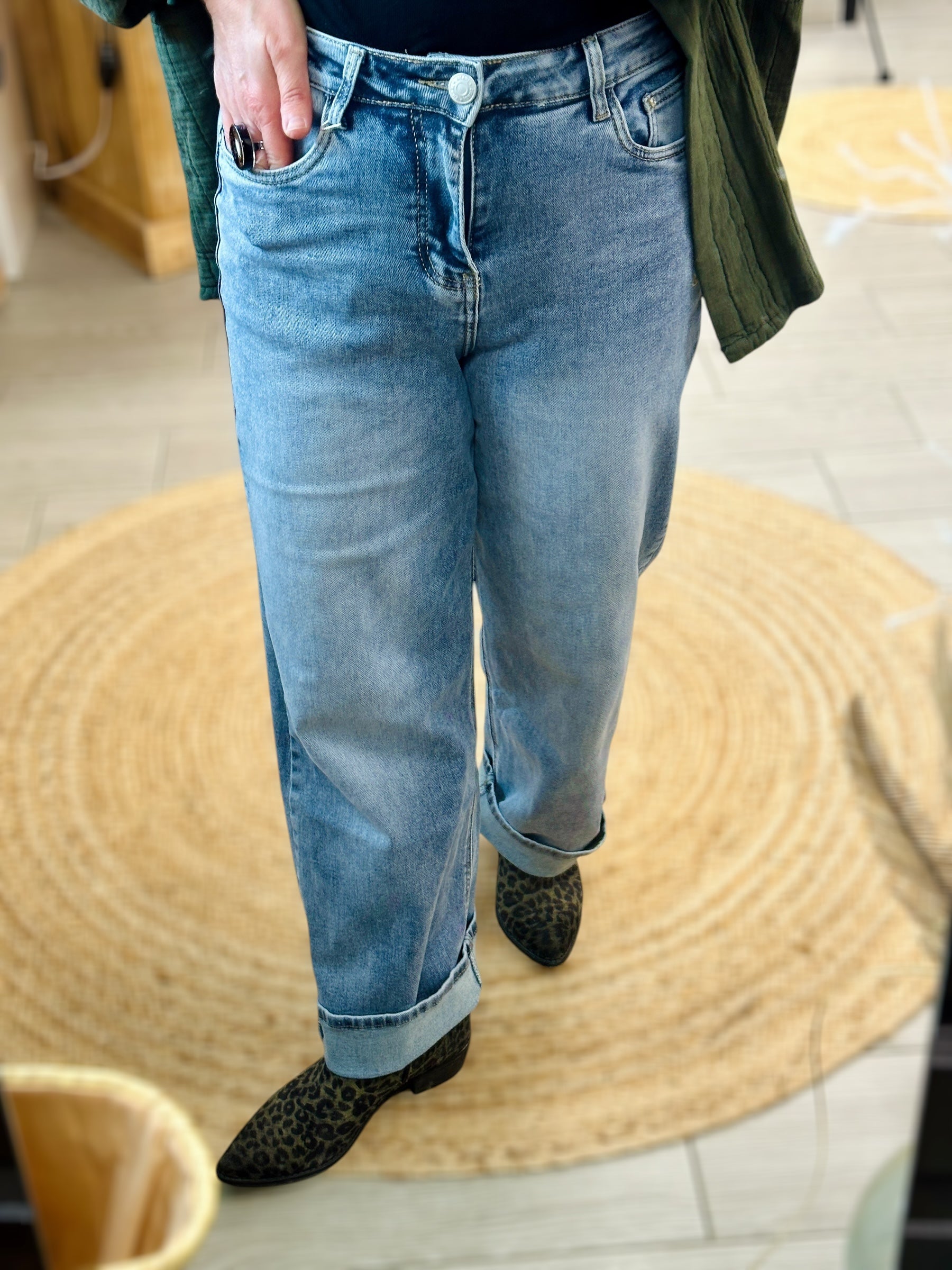 Jean bleu clair denim souple parfait pour un look du quotidien – Boutique Abana 64480