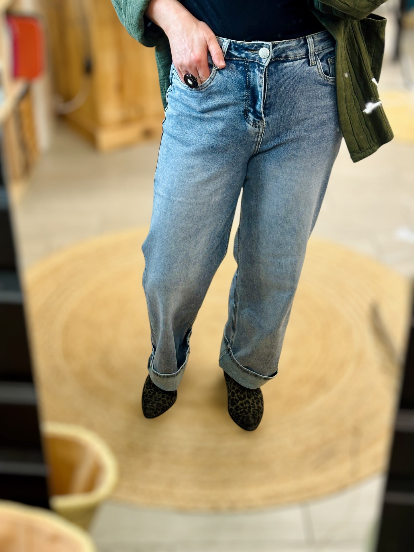 Jean bleu clair avec revers style boyfriend chic et confortable – Abana Ustaritz 64480