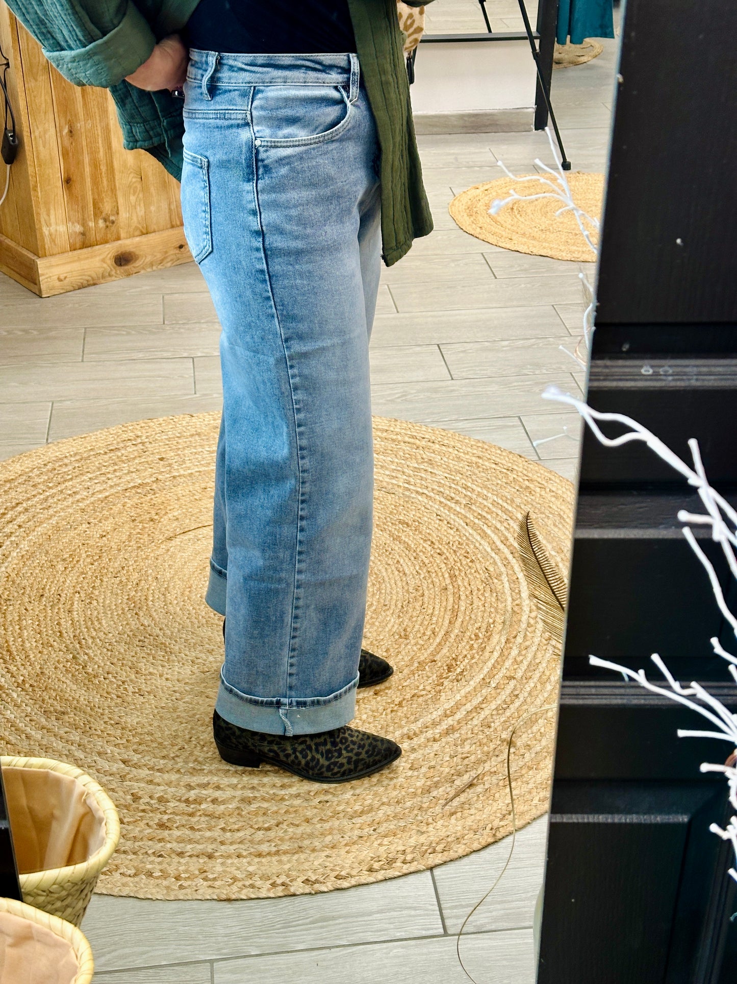 Zoom sur jean bleu clair taille haute look décontracté femme – Abana Pays Basque 