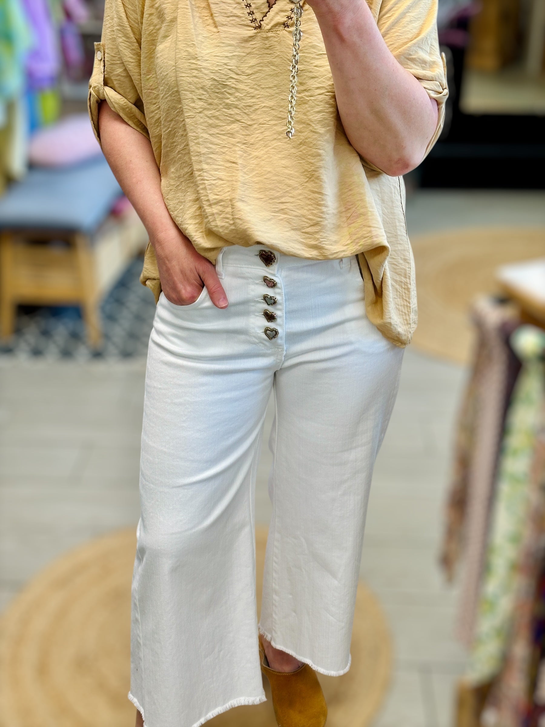 Jean blanc avec boutons cœur dorés à découvrir chez Abana boutique Ustaritz