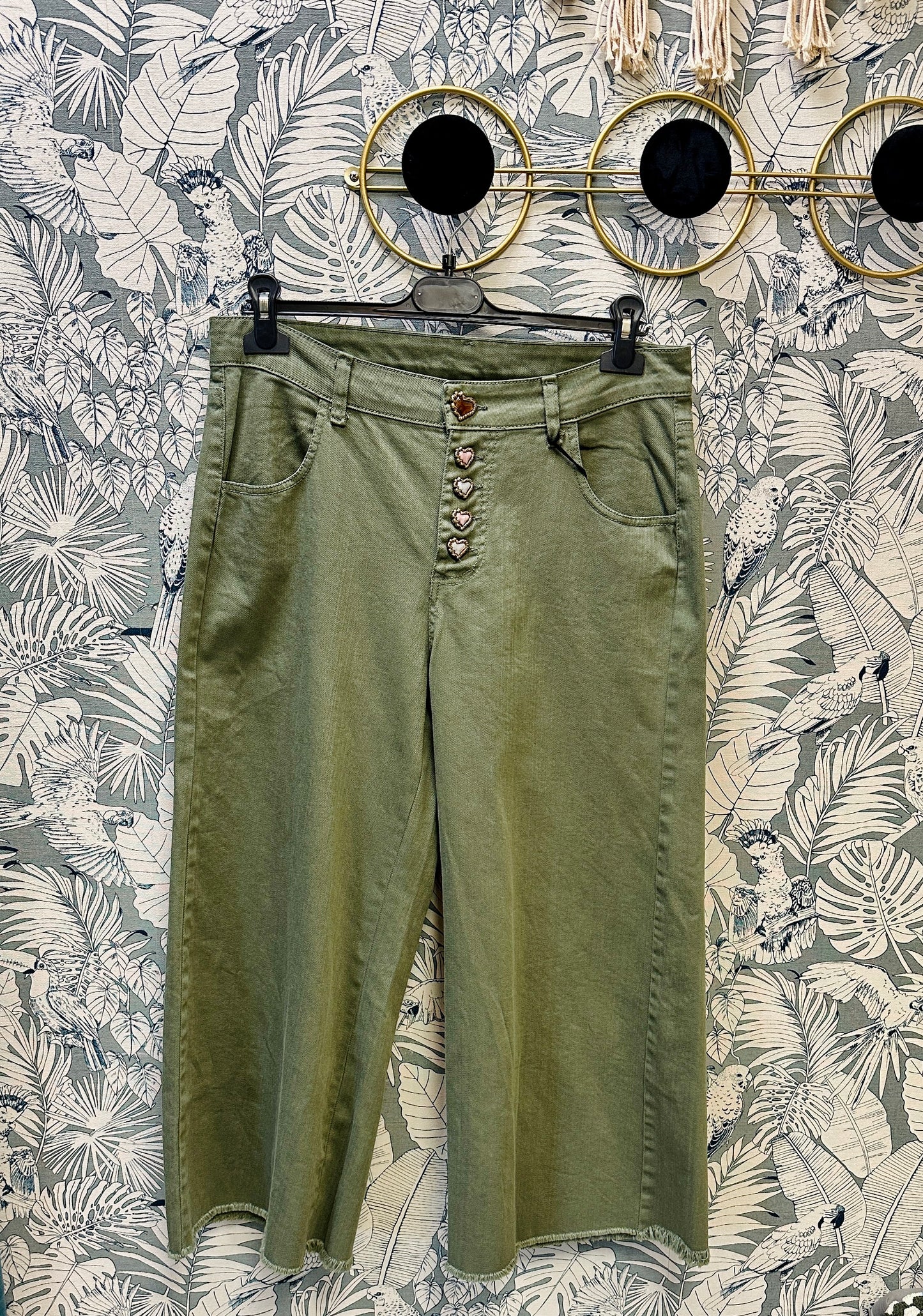 Jean kaki coupe droite avec détails féminins, disponible à Abana Ustaritz