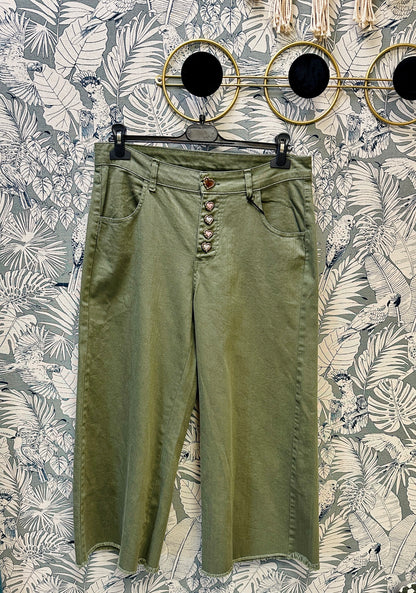 Jean kaki coupe droite avec détails féminins, disponible à Abana Ustaritz