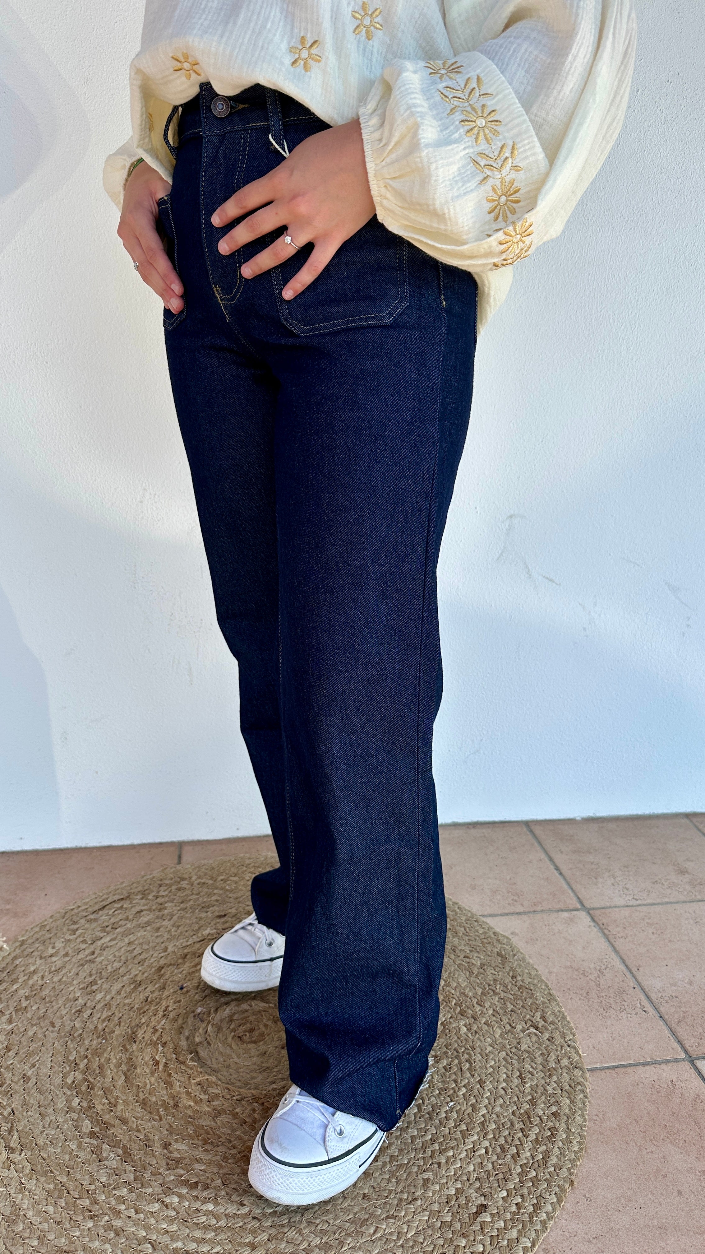 Zoom sur les poches avant du jean flare brut, couture apparente style vintage -  Abana Boutique 64310
