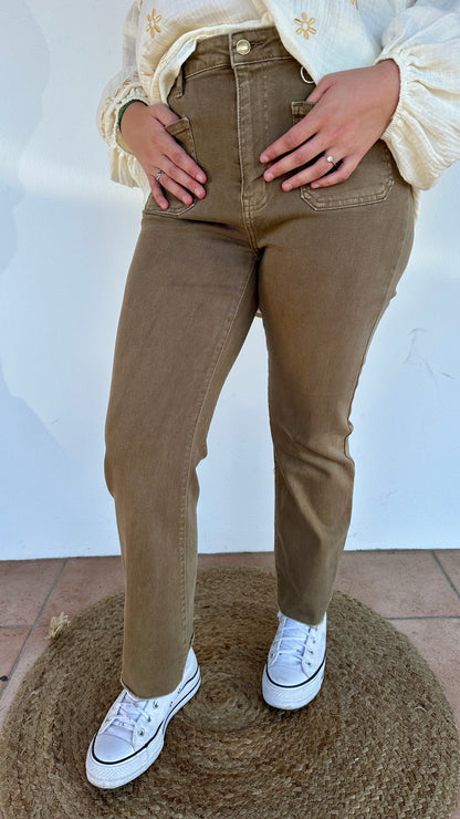 Zoom sur la taille haute du jean flare chocolat, matière en coton stretch - Abana Boutique 64250