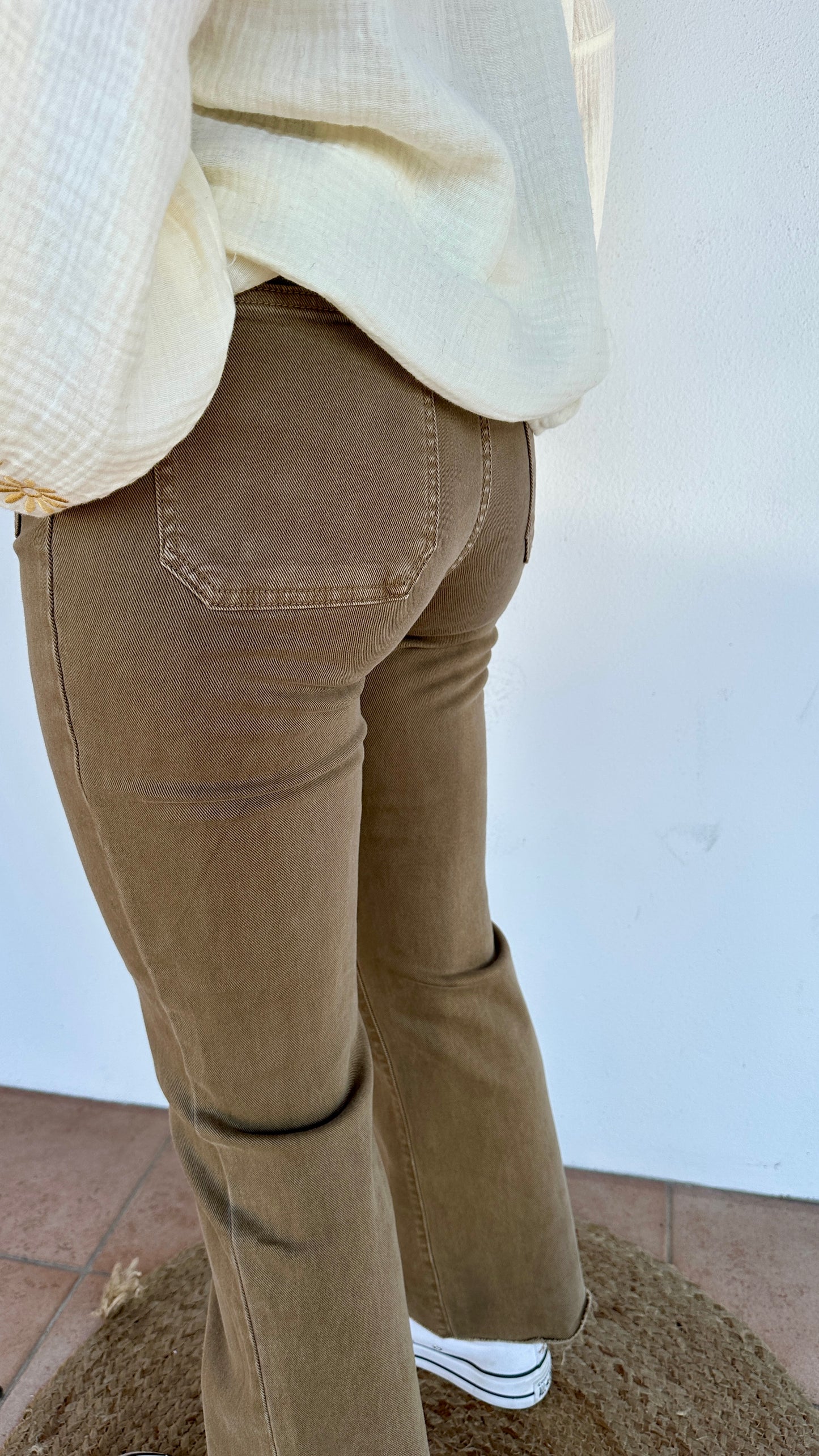 Vue de profil du jean flare chocolat, tombé parfait et coupe tendance - Abana Boutique 64990